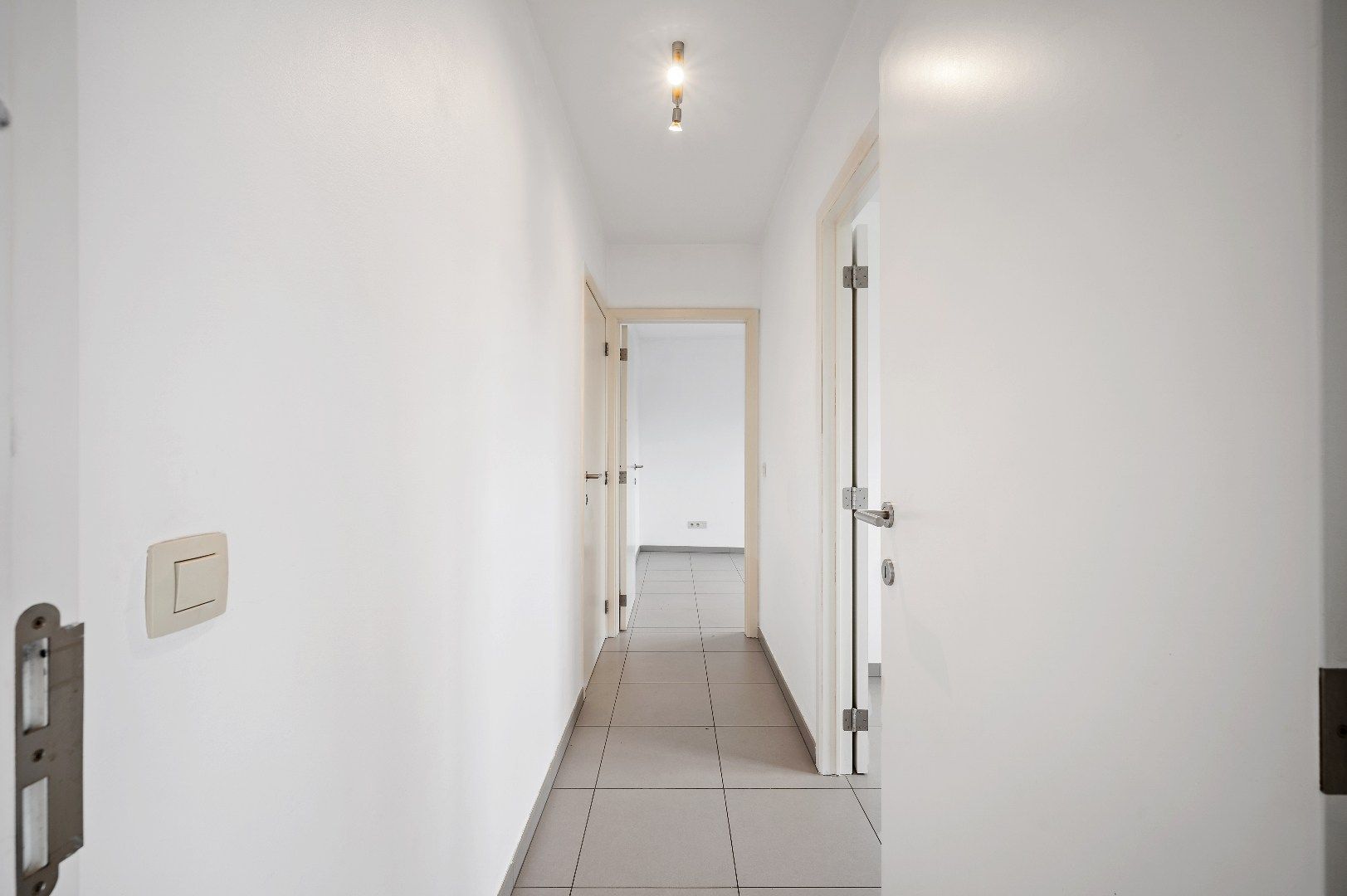 Recent app. met 2 slpks, terras en autostaanplaats foto 9