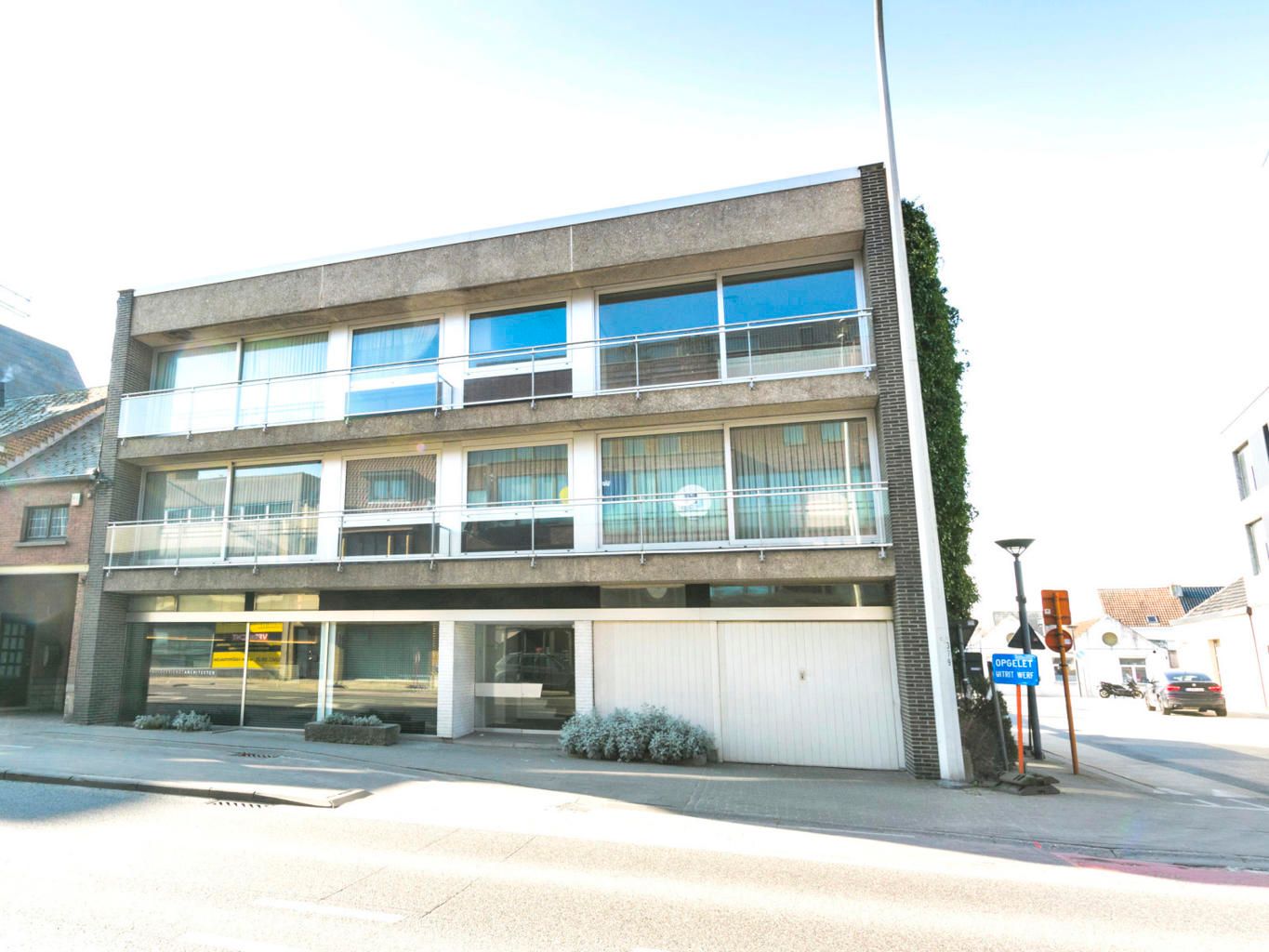 Ruim, verzorgd gelijkvloersappartement met terras en garage foto 18