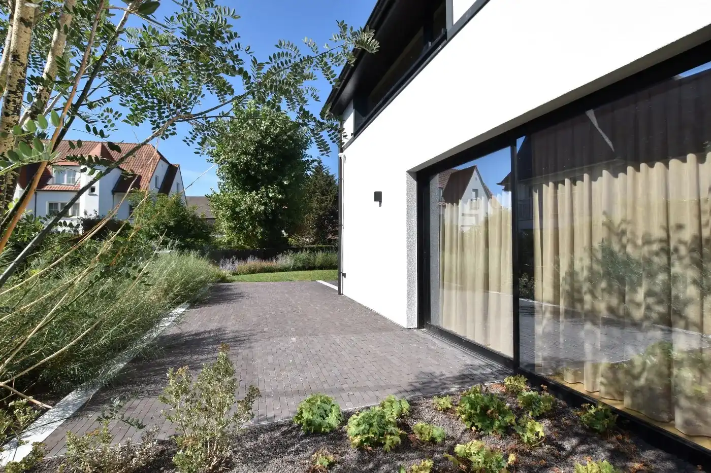 Charmante gerenoveerde villa verscholen in een paadje van het Zoute foto {{pictureIndex}}