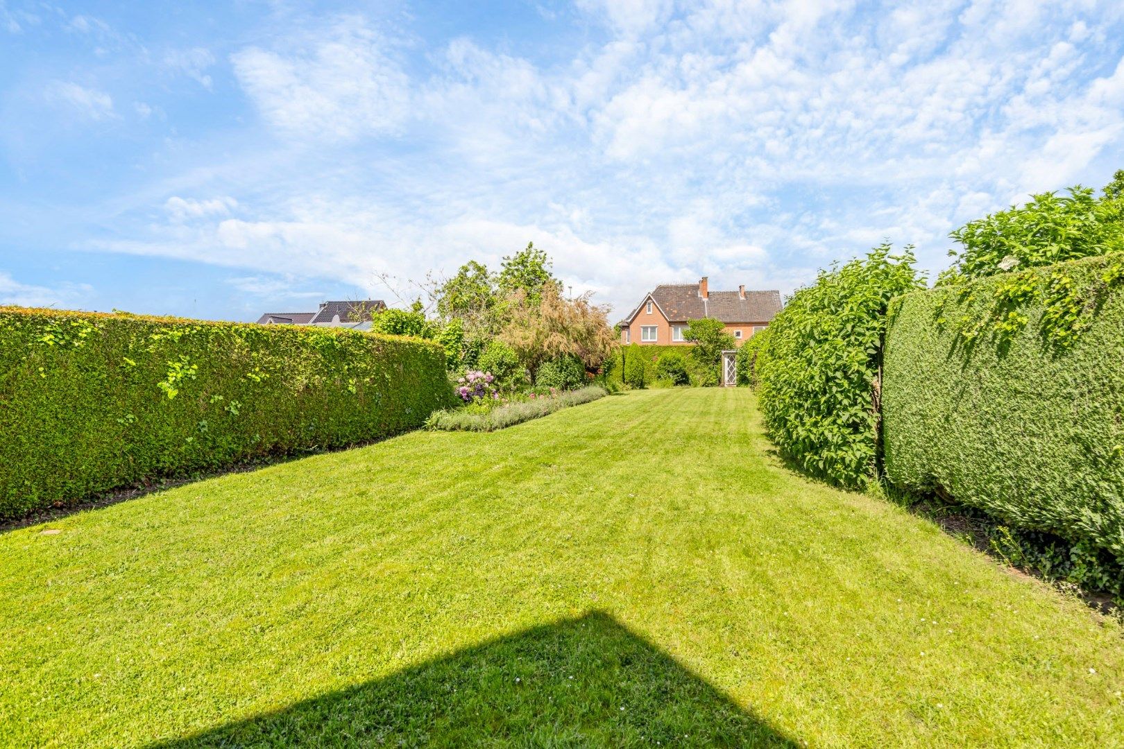 Mooie woning in stadsrand met aangename tuin en 2 garages foto 16