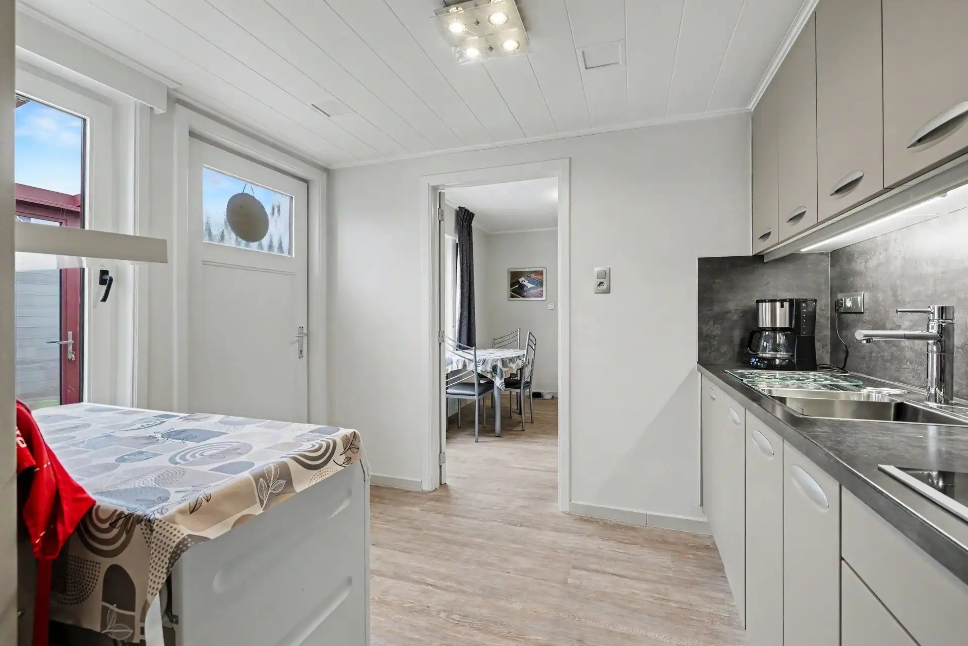 Goed gelegen halfopen bebouwing met ruime oprit, 3 slaapkamers en tuin foto 9