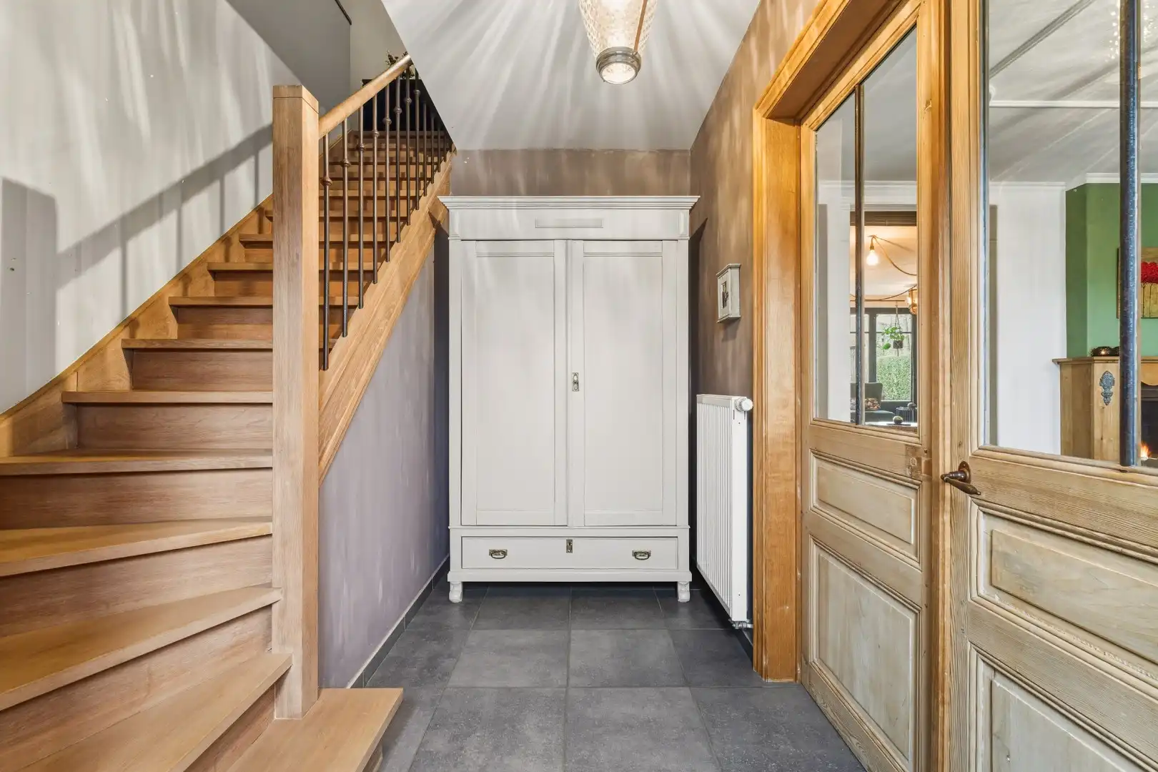 Charmante woning met o.a. 5 kamers en bureau foto 12