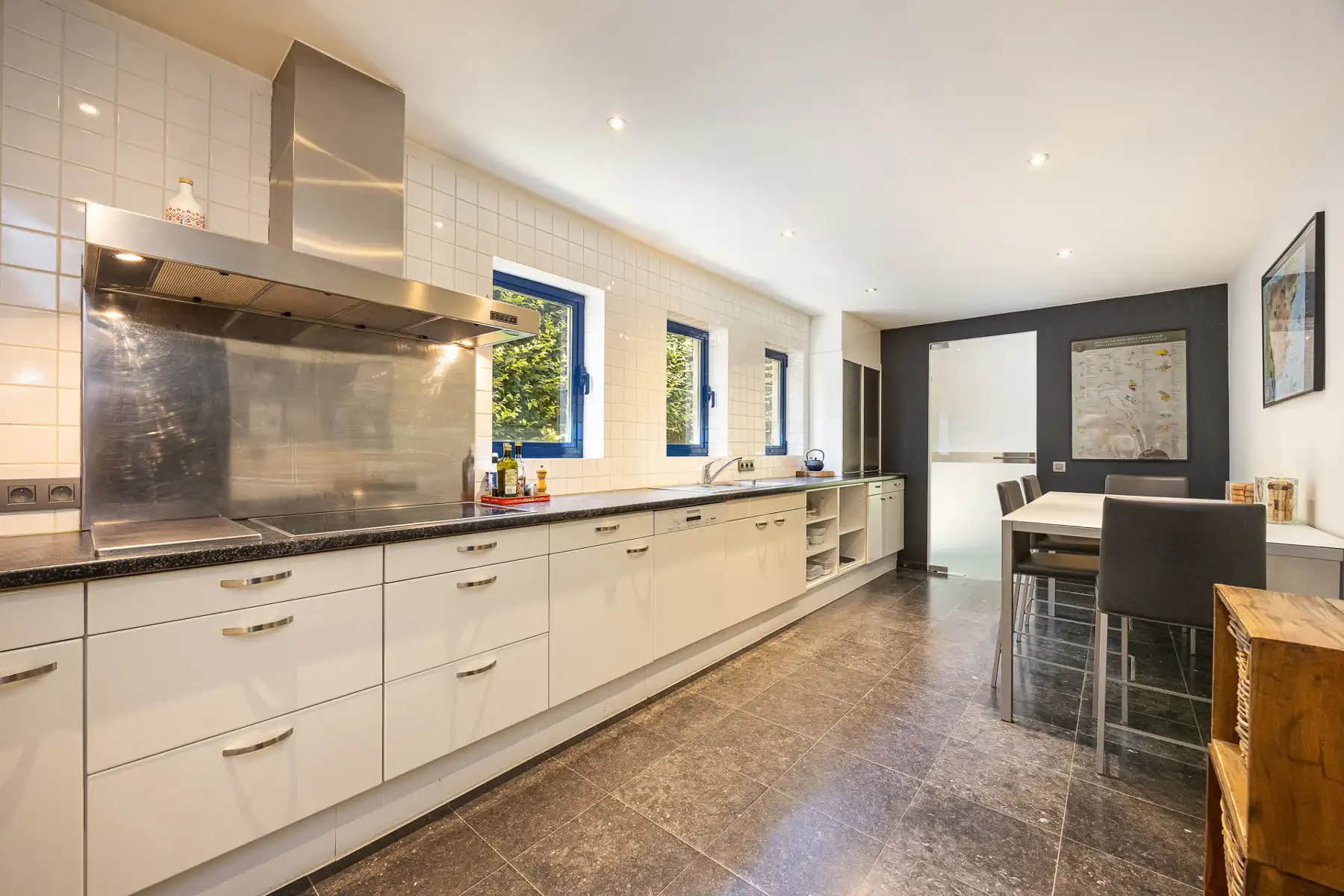Ruime villa op 2.715 m² in een rustige en groene omgeving foto 11