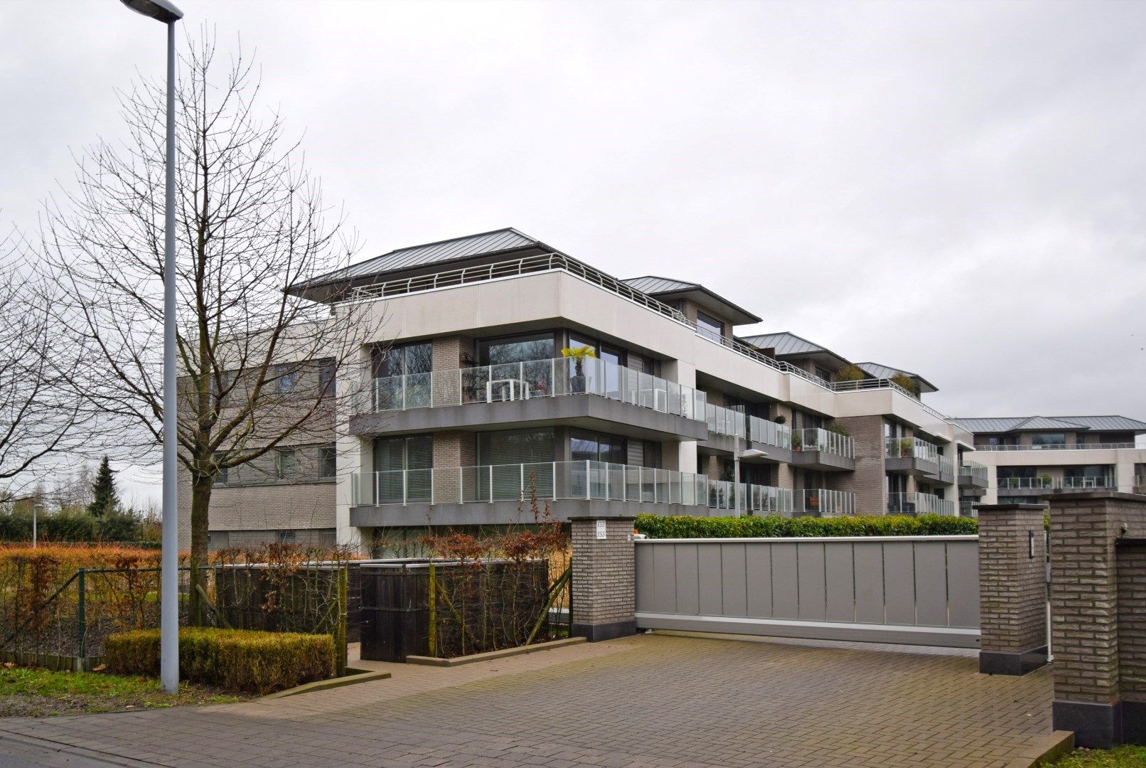 Luxueus afgewerkt hoekappartement te Rumbeke foto {{pictureIndex}}