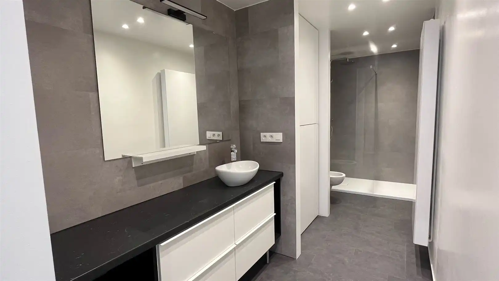 Gloednieuw gerenoveerd appartement met 2 suites  foto 12