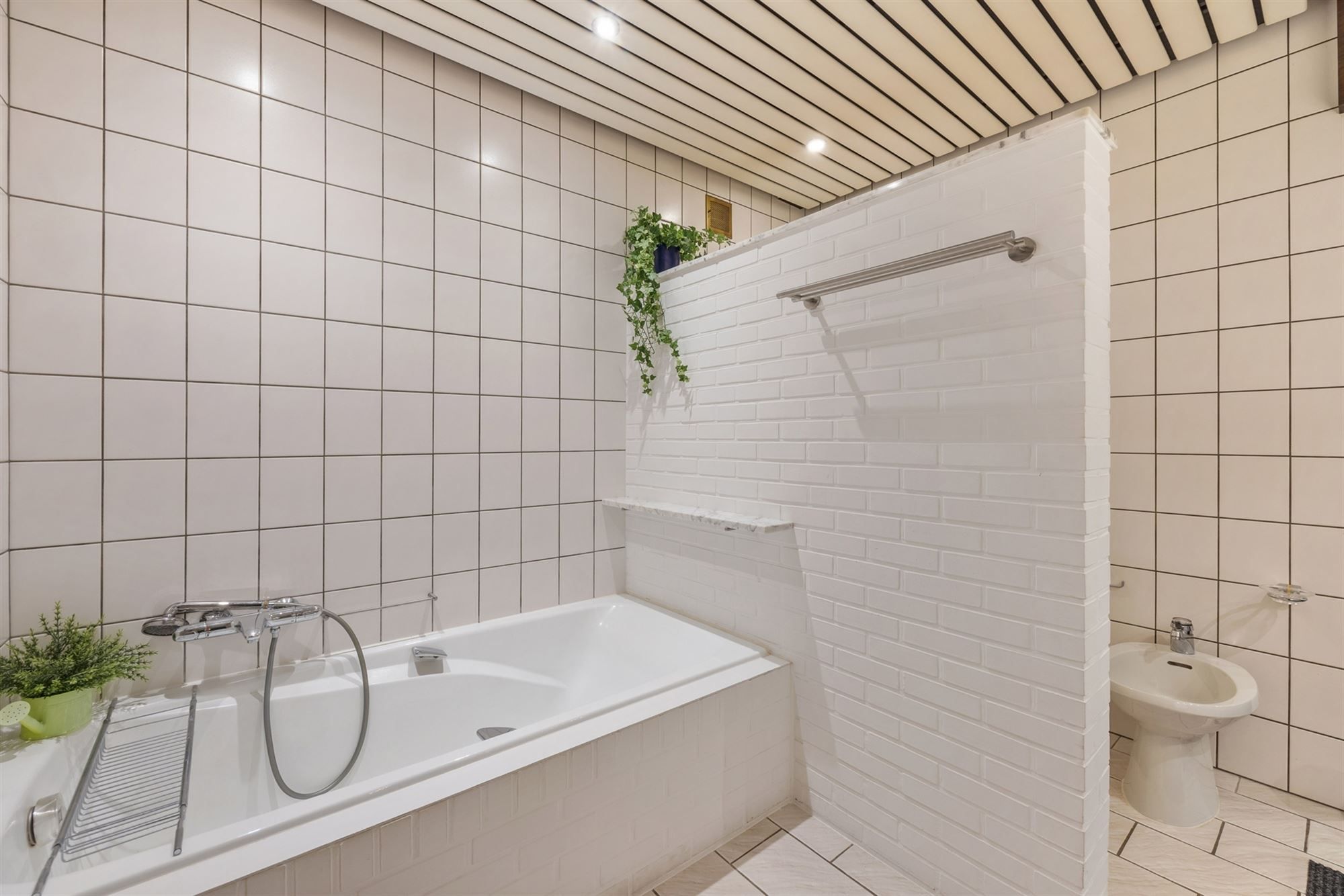 HEEL GOED ONDERHOUDEN WONING MET 3 SLAAPKAMERS UITERST RUSTIG GELEGEN OP EEN PERCEEL VAN 14A TE HEPPEN foto 18