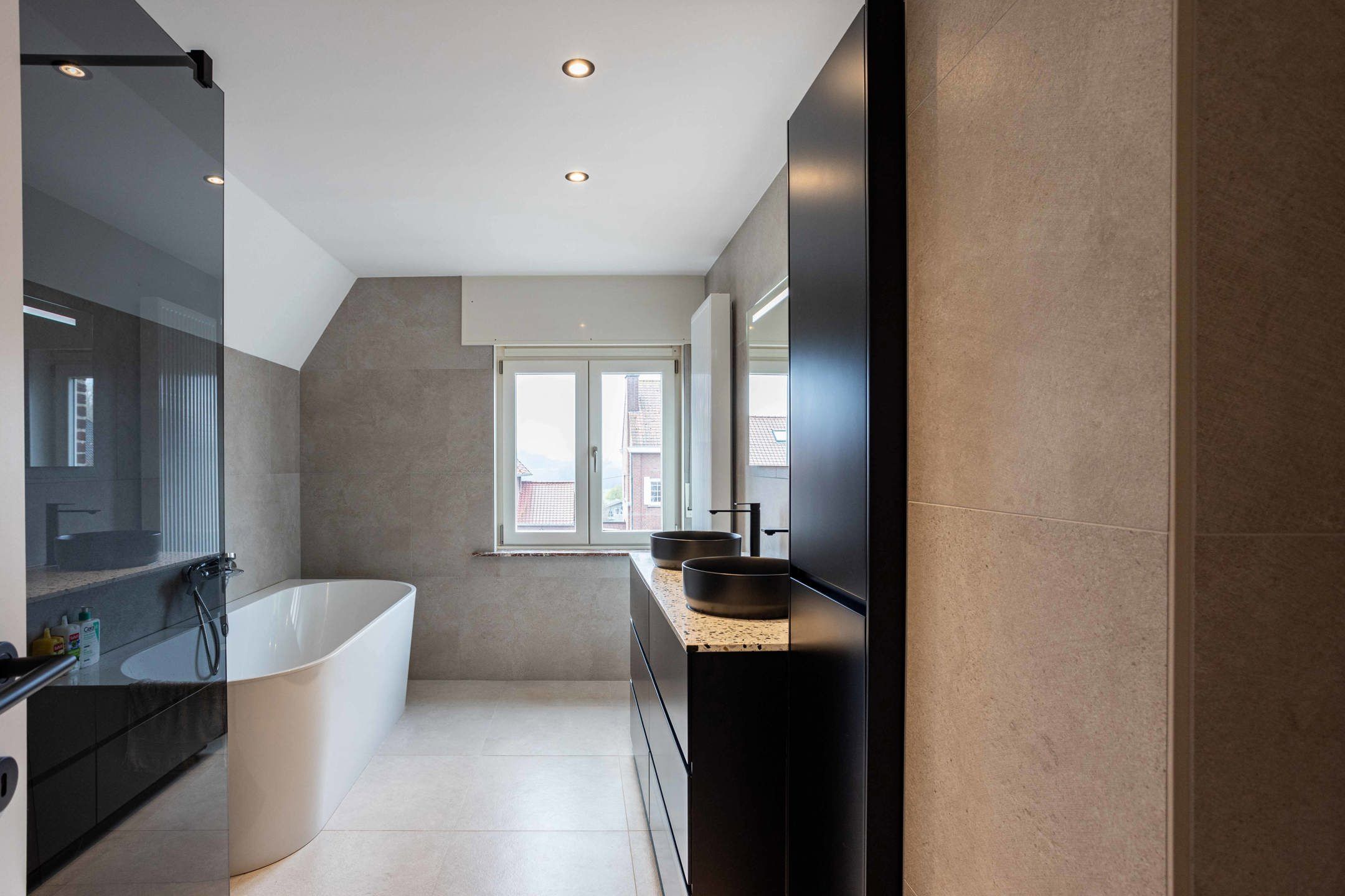 Kwalitatief gerenoveerde driegevelwoning met tuin foto 21