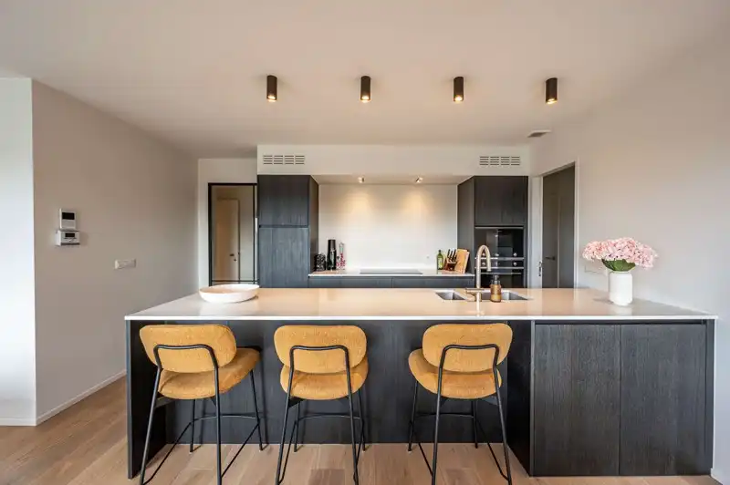 Prachtig afgewerkt appartement met ruim zonneterras én 2 slaapkamers in centrum Waregem TE KOOP! foto 3