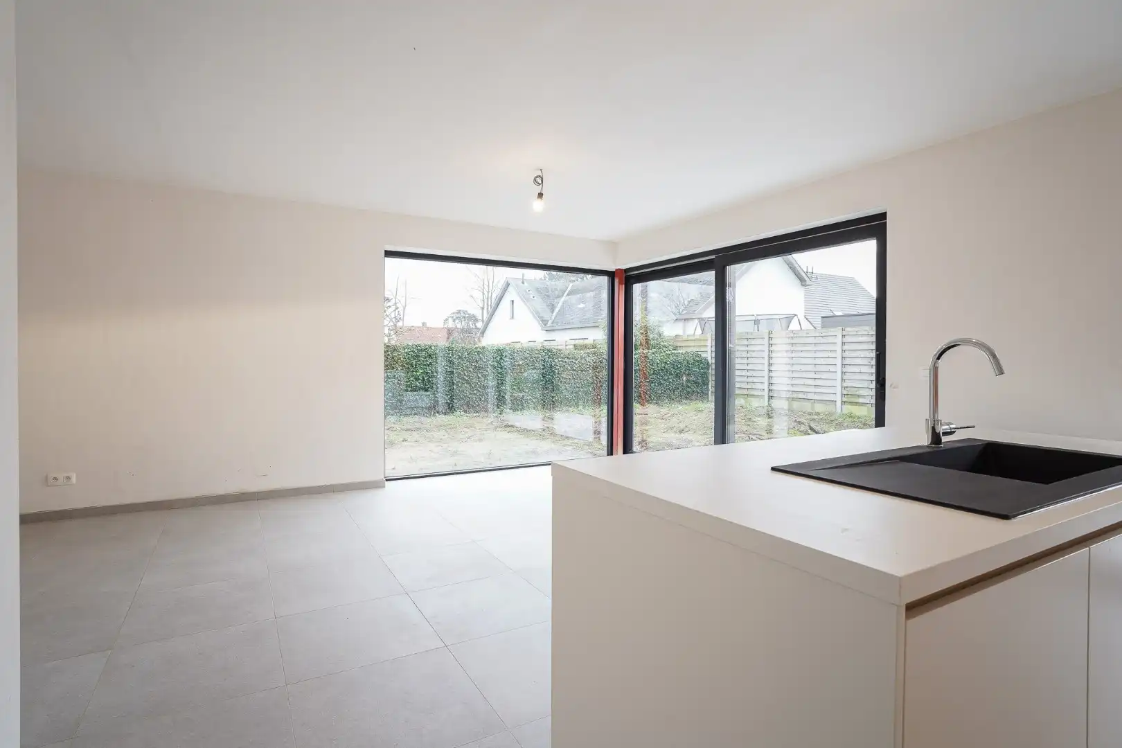 Moderne halfopen nieuwbouw woning op 356 m² met hoogwaardige afwerking foto 3