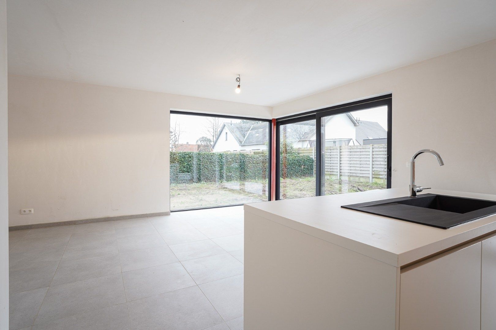 Moderne halfopen nieuwbouw woning op 356 m² met hoogwaardige afwerking foto 3