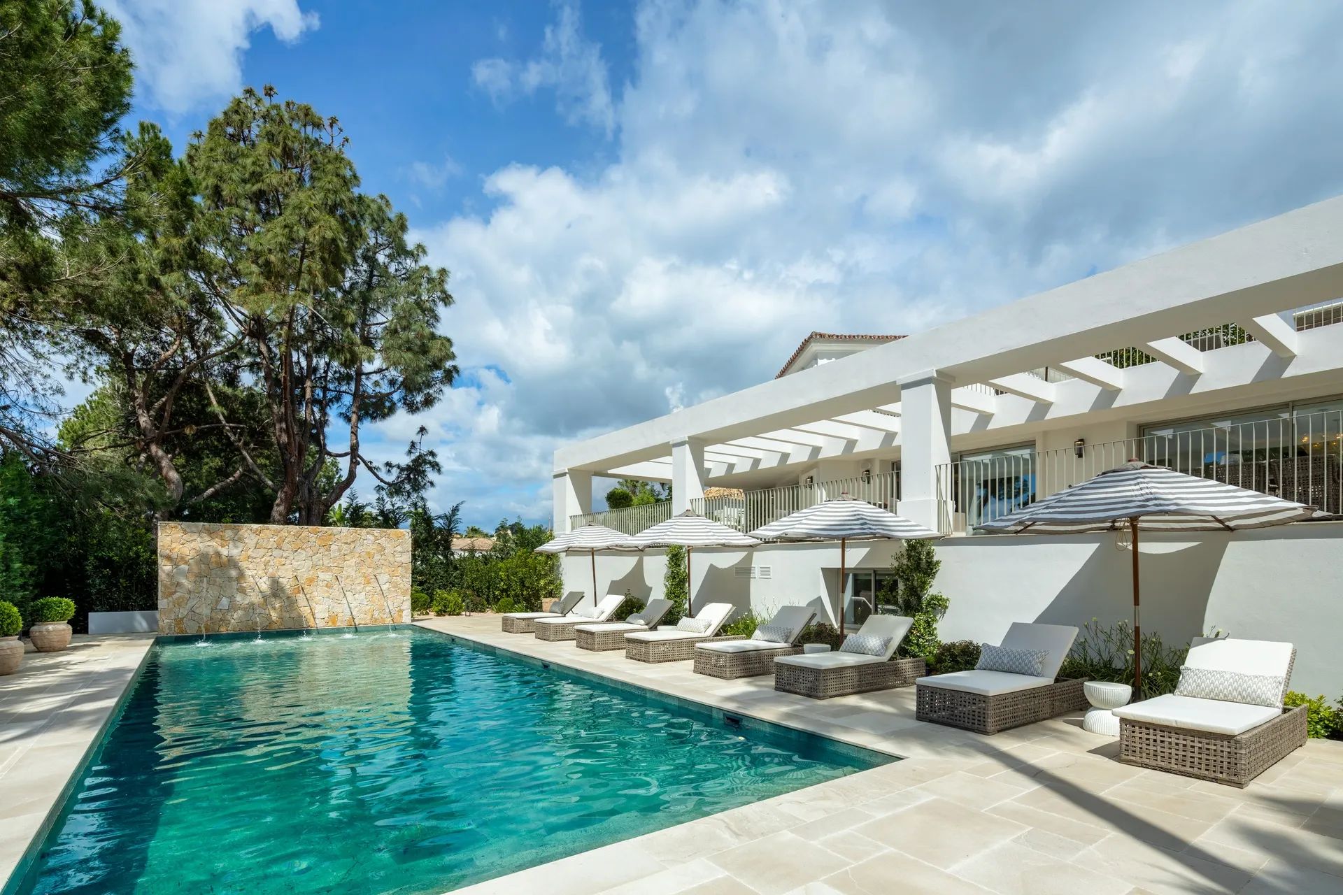 Iconische villa in Marbella’s toplocatie – instapklaar meesterwerk met tennisbaan, spa en cinema foto 23