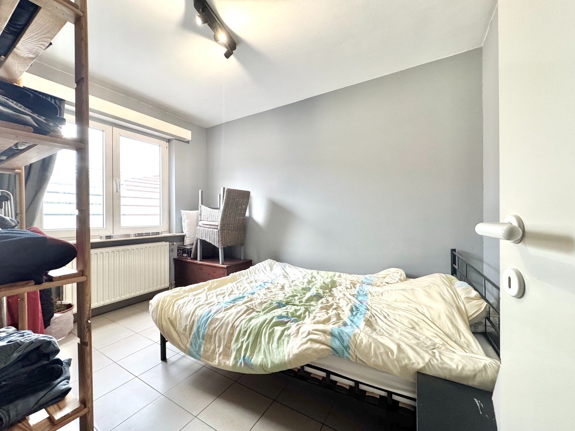 GELIJKVLOERS APPARTEMENT MET 2 SLPKS & GARAGE foto 13