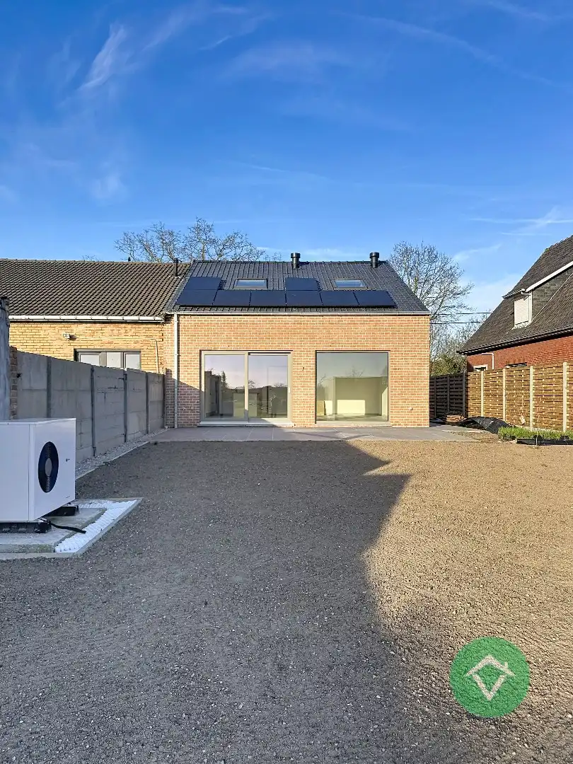 Volledig nieuwe woning met 4 slaapkamers en diepe tuin te Wijnendale foto 2
