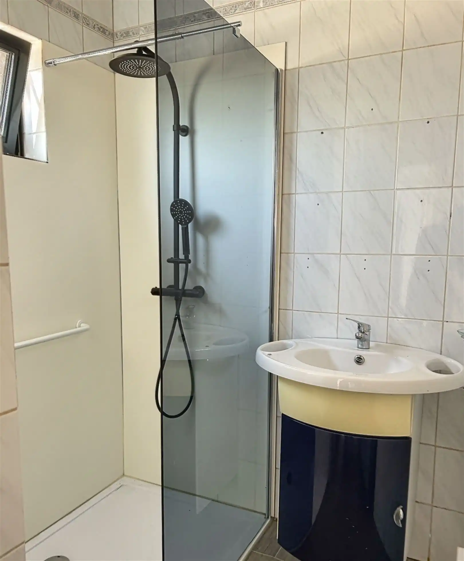 Rustig gelegen open bebouwing met 2 slaapkamers en bureau op een perceel van 920 m². foto 5