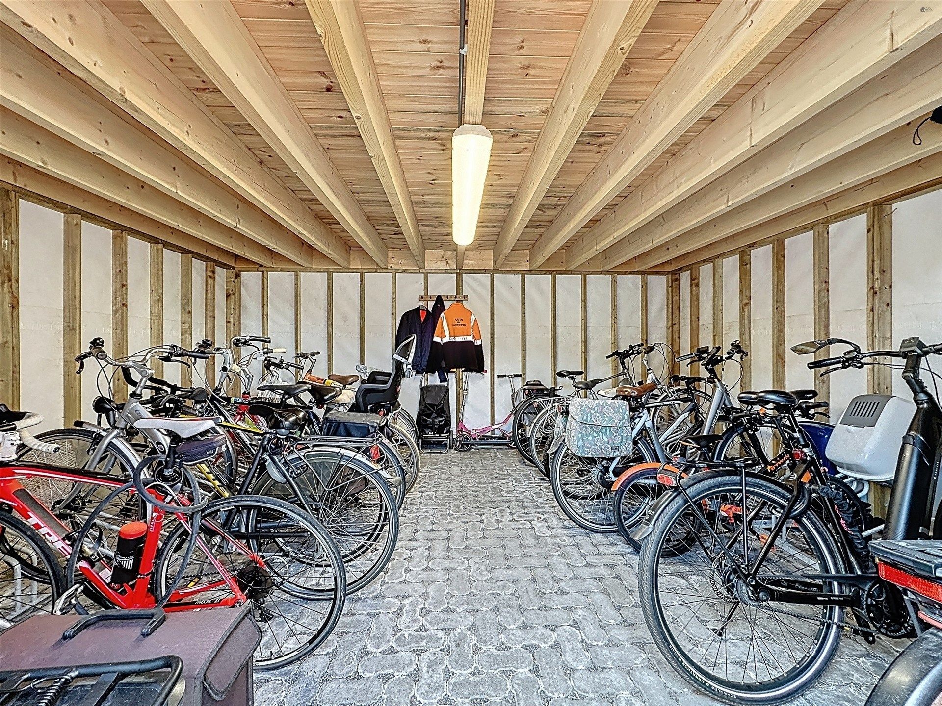 BEN nieuwbouwappartement met 2 slaapkamers, privatieve autostaanplaats en fietsenberging op toplocatie foto 12