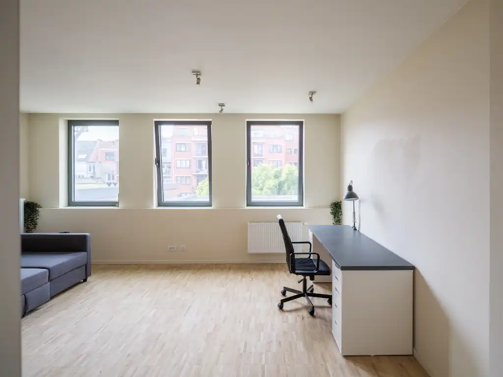 Instapklaar stadsappartement met 1 slaapkamer en EPC B-score nabij het Citadelpark en station Gent-Sint-Pieters foto {{pictureIndex}}