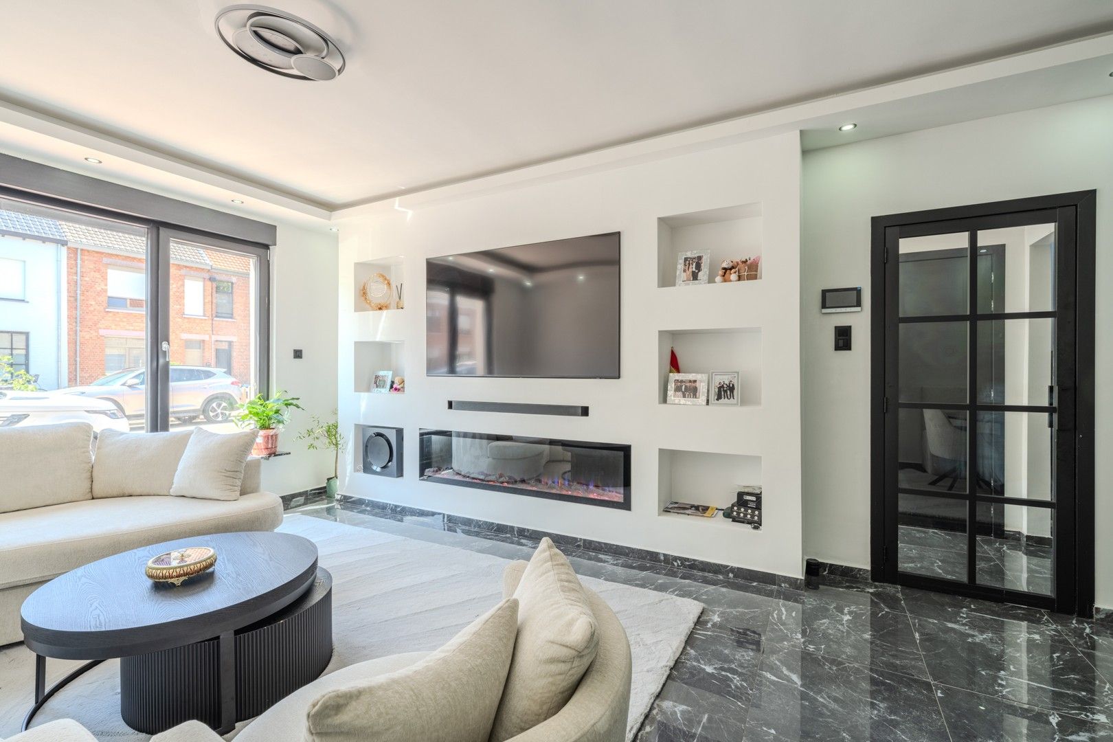 Ruime gerenoveerde woning foto 2