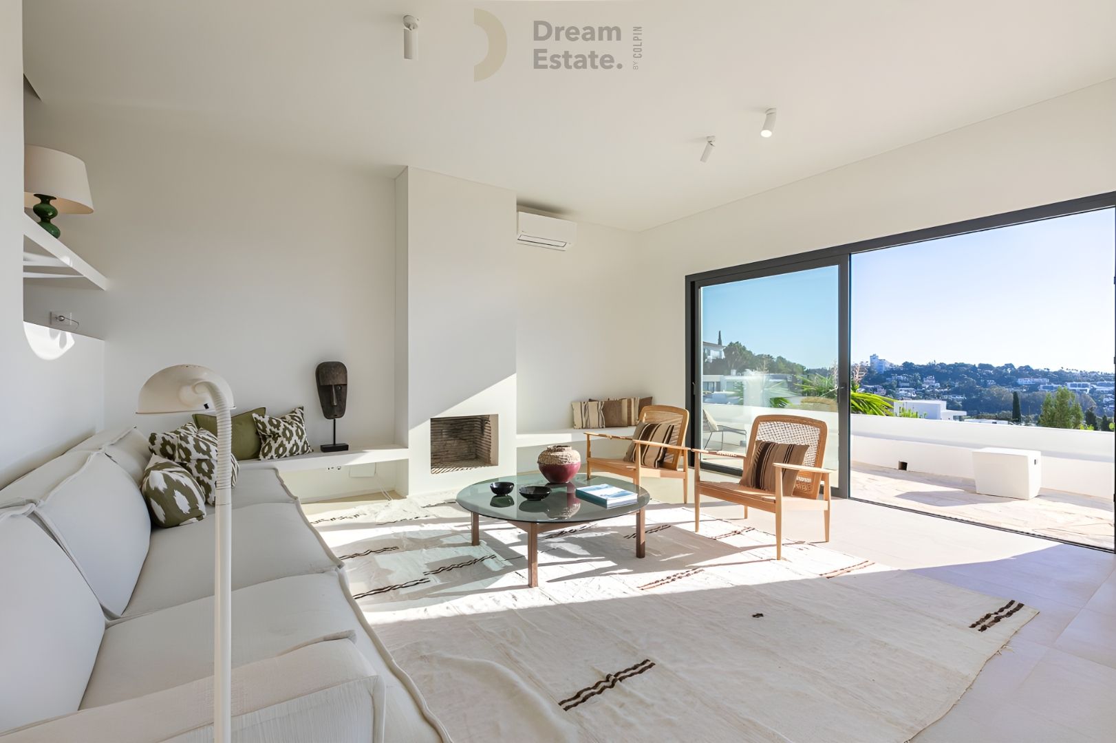 Gerenoveerde Ibiza'stijl' woning met uitzicht op zee te Benahavis. foto 3