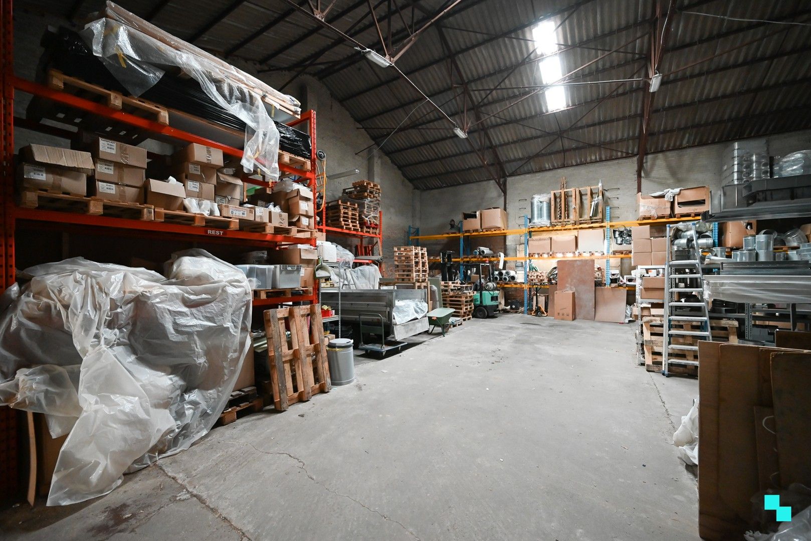 Ruime opslagplaats met voorliggende parkeerplaats te Izegem, Bosmolens foto 9