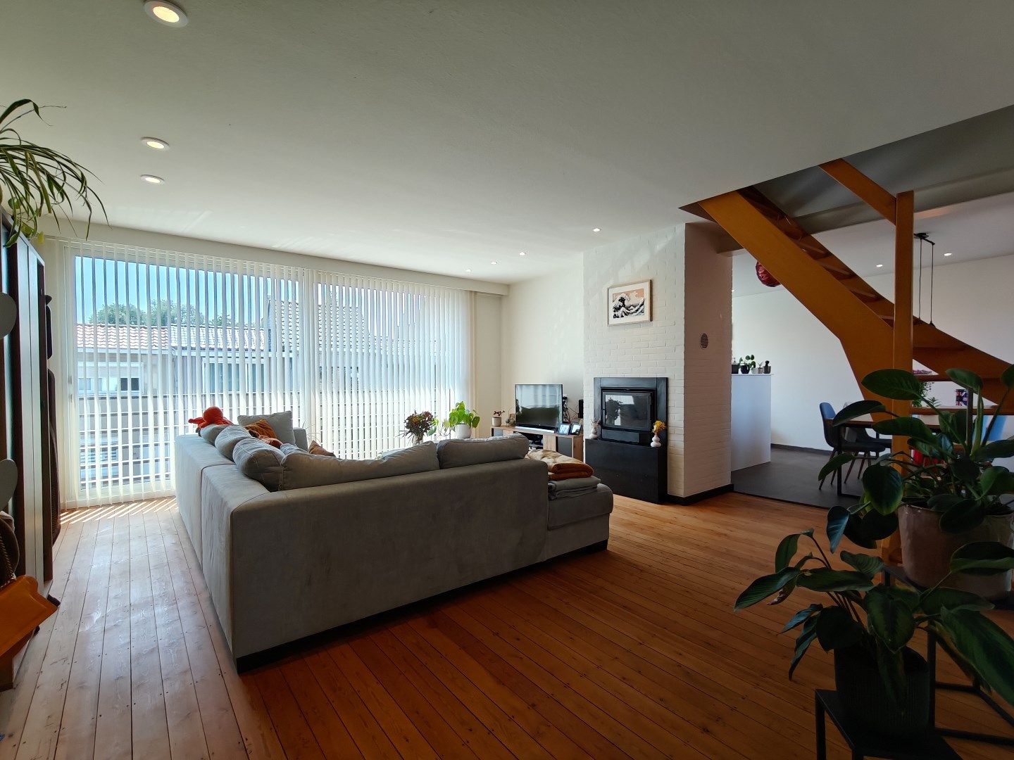 Ruim appartement met drie slaapkamers en terras op de eerste verdieping te Lokeren foto 2