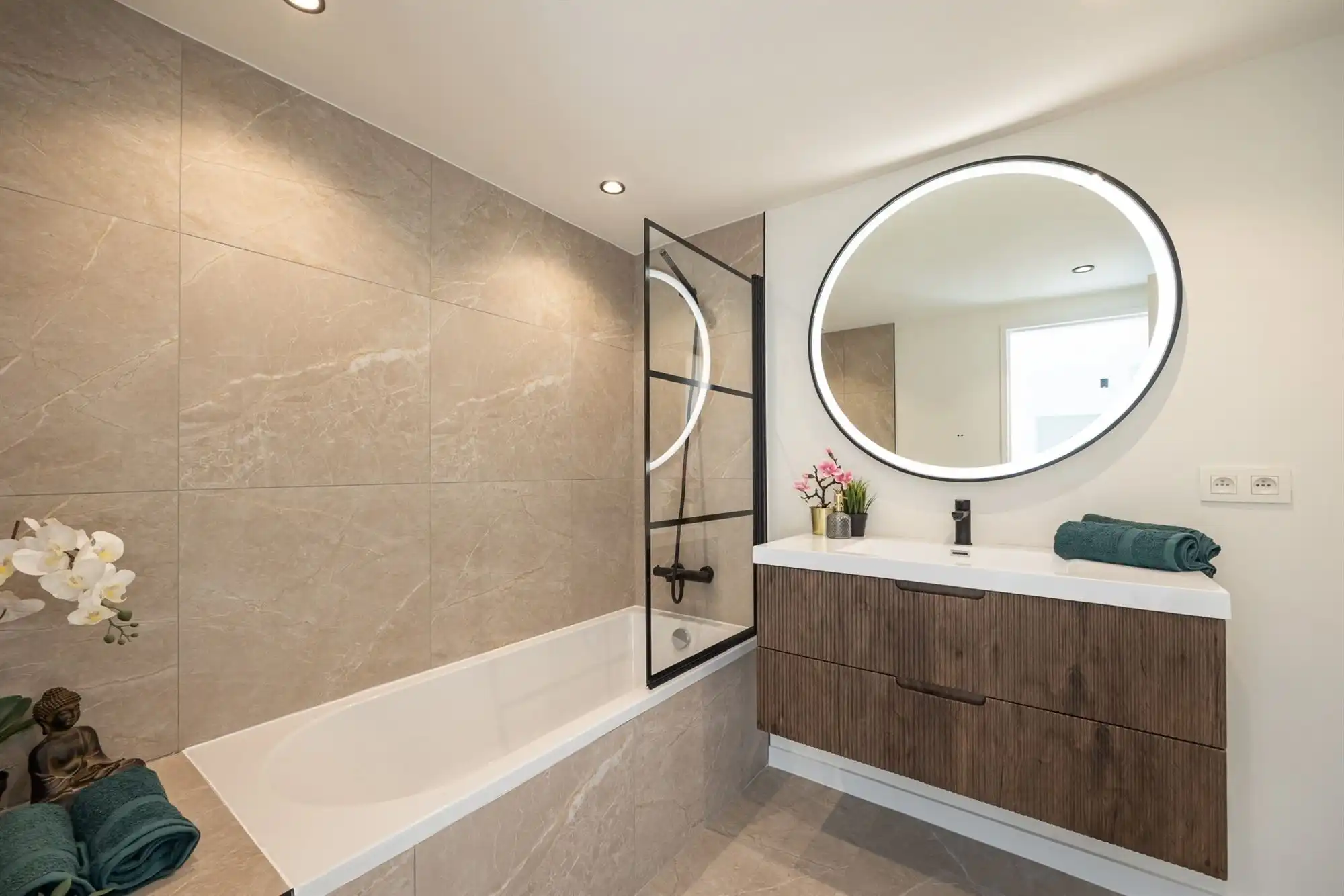 Volledig gerenov. app. met 2 slpkmrs. en terras te Pulhof foto 8