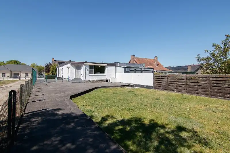 Ruime en rustig gelegen, te renoveren gelijkvloerse woning met bijna volledige onderkeldering op een knap perceel foto 4