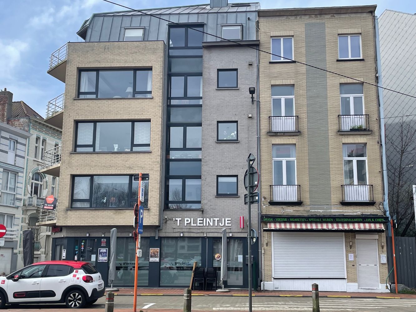 Ruim zonnig appartement met drie slaapkamers, twee badkamers en terras in een gebouw op de Markt. foto 23