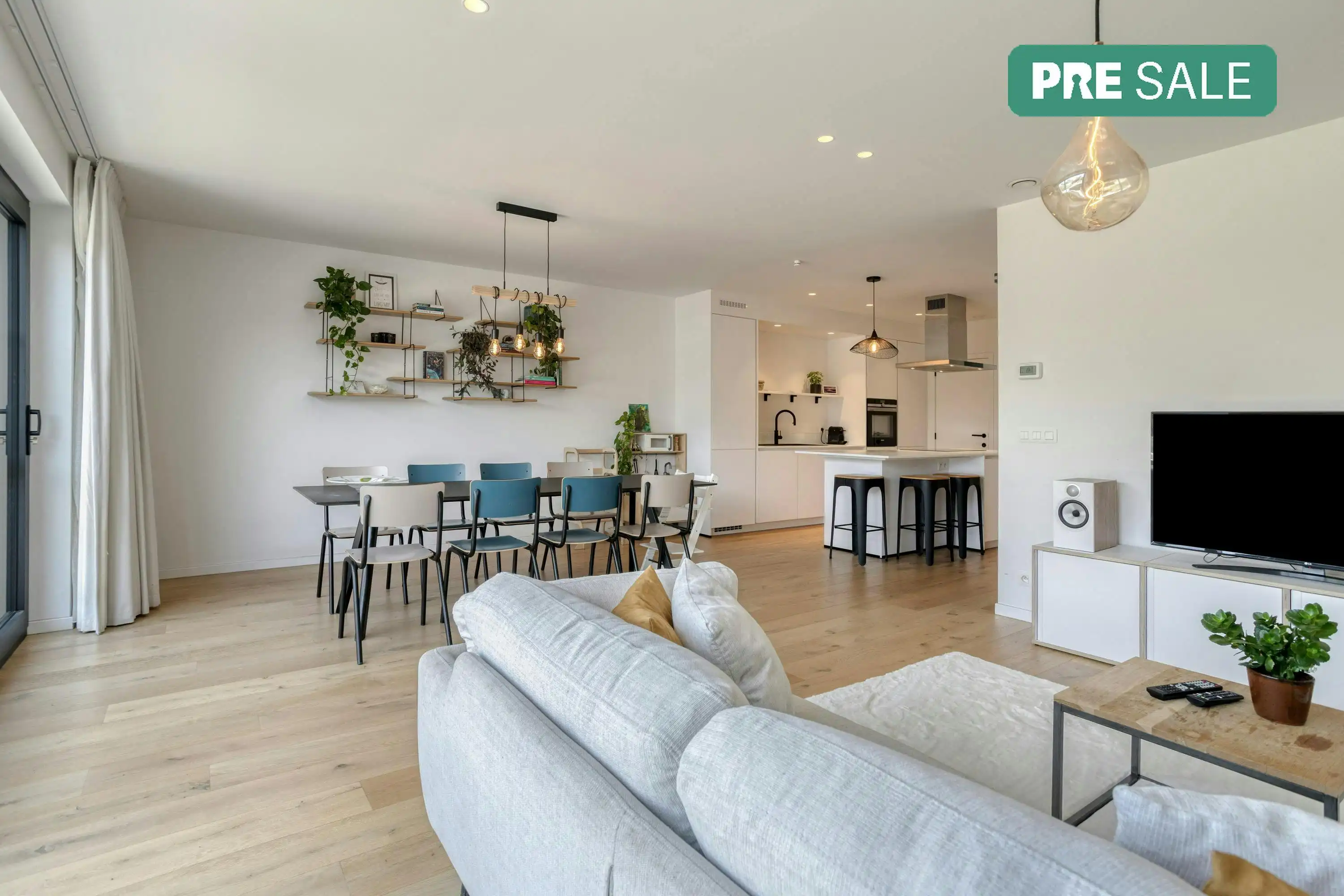 Ruim nieuwbouwhuis met 5 slaapkamers te Sijsele te koop foto {{pictureIndex}}