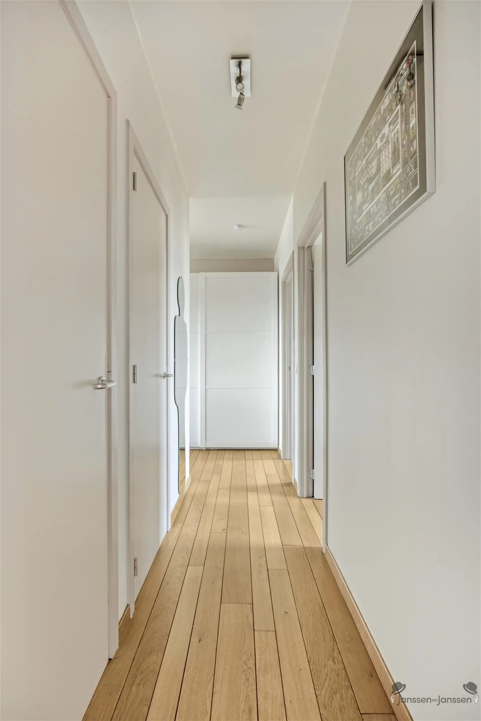 Ruim appartement met 3 slpk's, terras en 2 ondergrondse staanplaatsen foto 7
