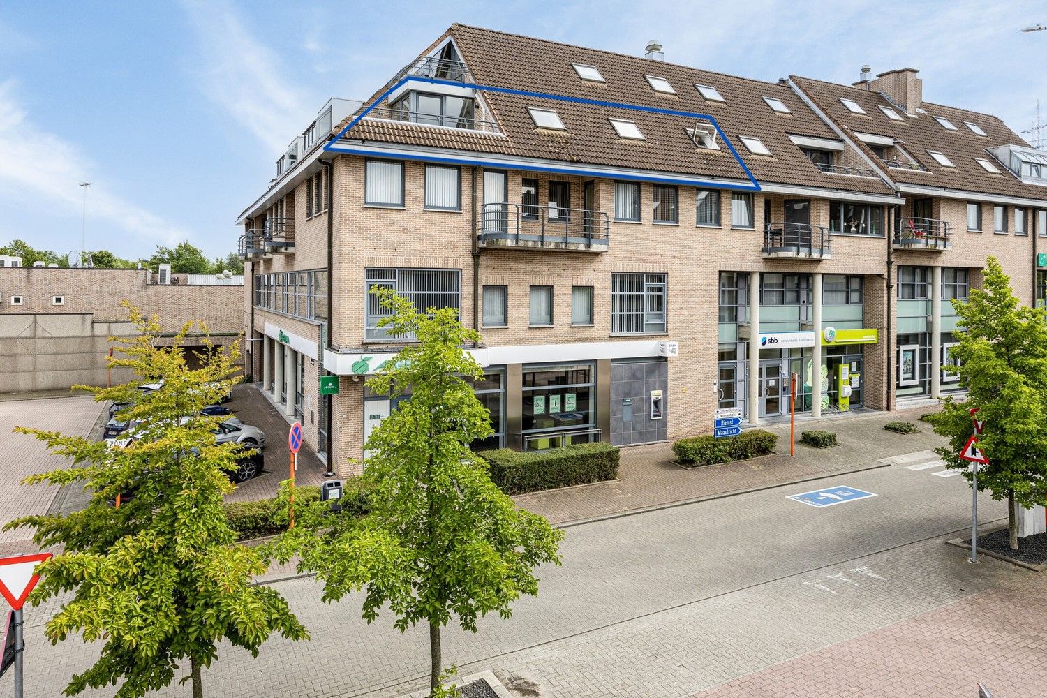 Uniek instapklaar appartement met 2 slaapkamers op TOPlocatie in het Hart van Lanaken foto {{pictureIndex}}