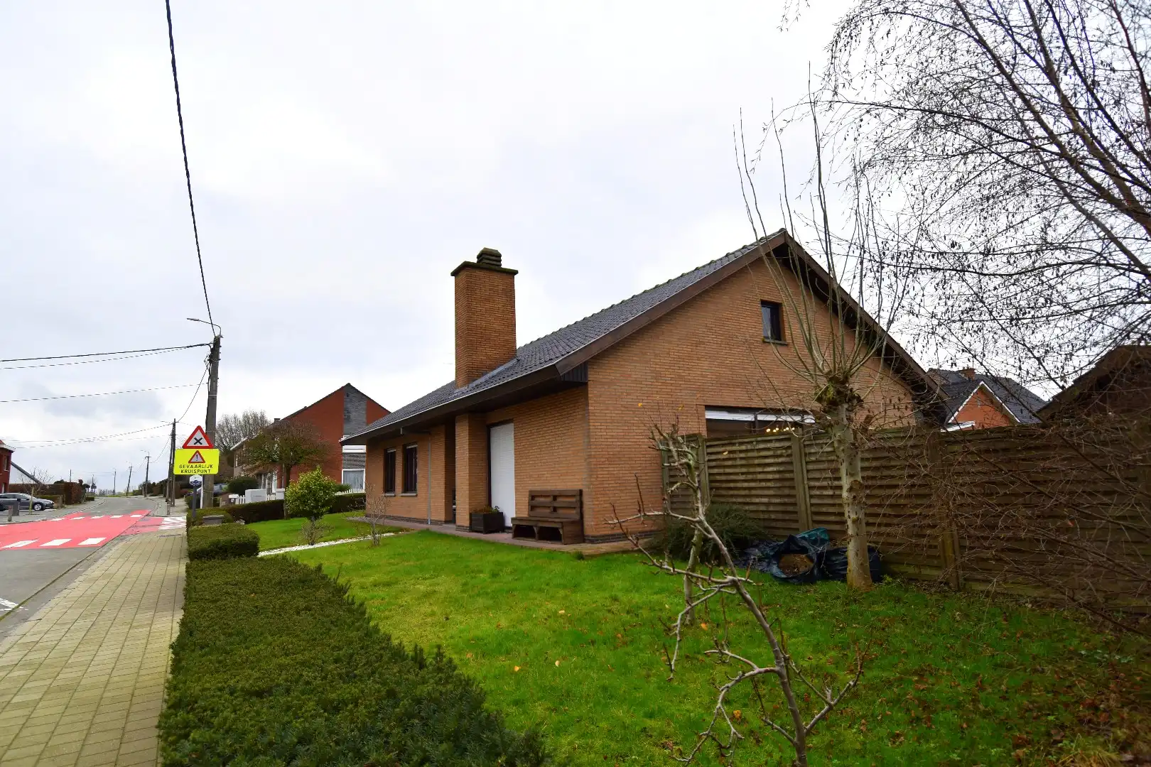 Rustig gelegen gelijkvloerse villa met 3 slaapkamers, dubbele garage en tuin rondom te koop in Ledegem foto 15