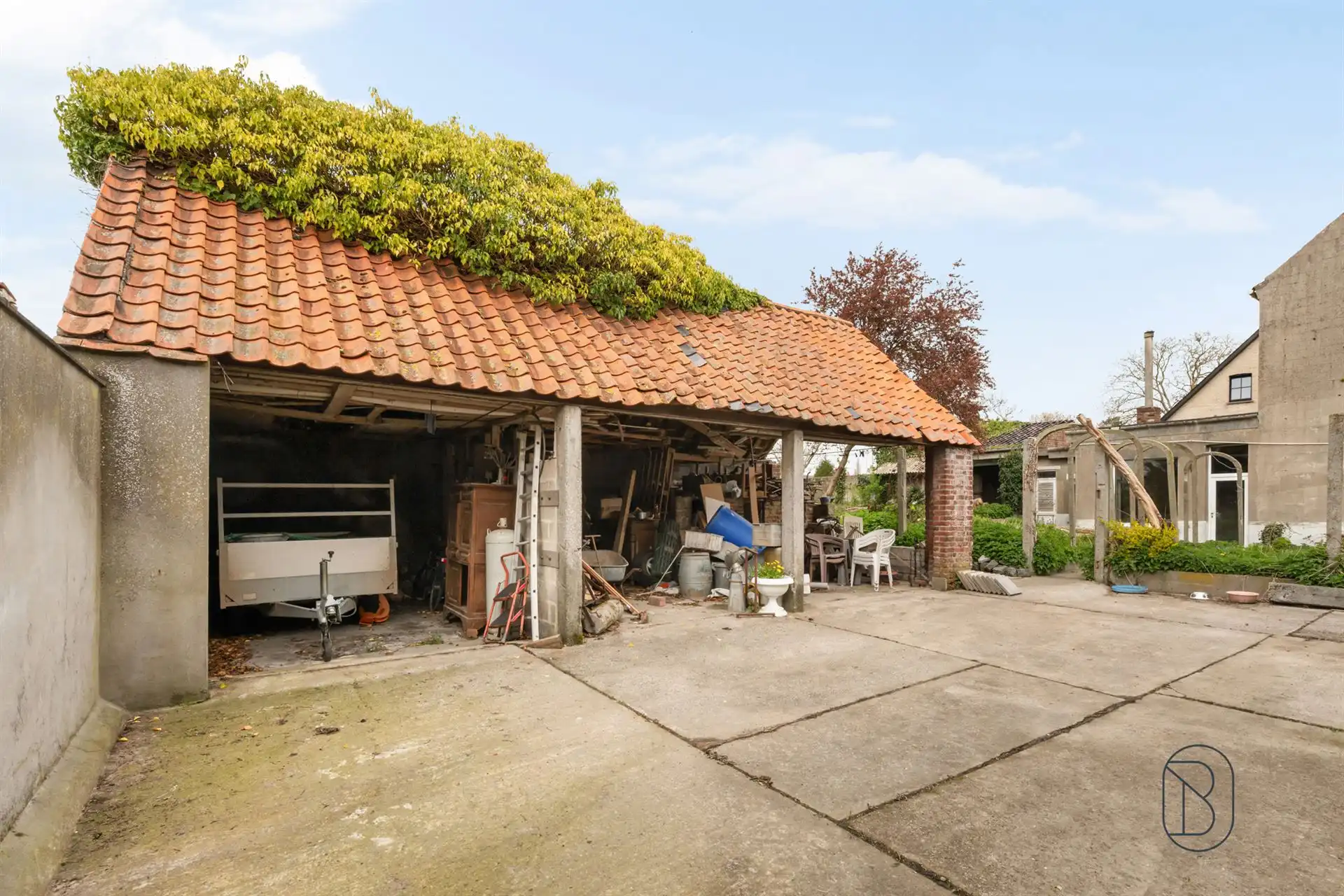 Totaal te renoveren woning met bijgebouwen op 1570m2 foto 7