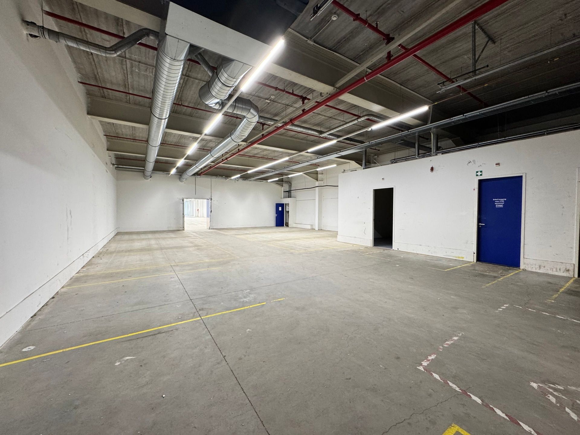 Baanwinkel op een AAA-locatie te huur te Schoten!  foto 9