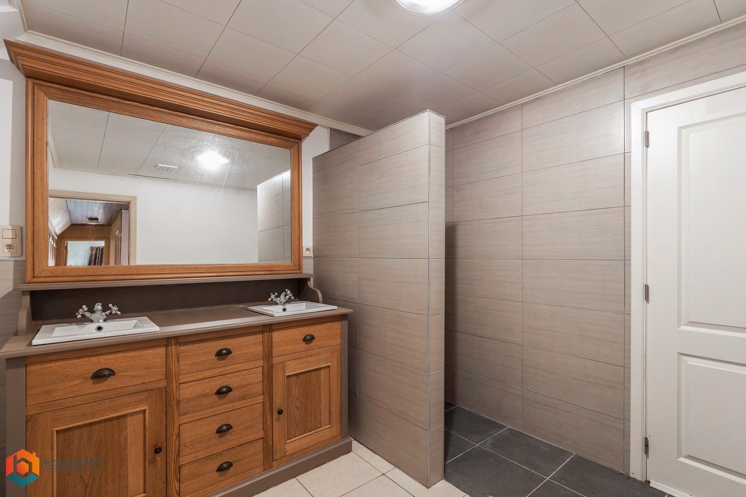 Landelijke Villa gelegen in groene omgeving met veel potentieel foto 18