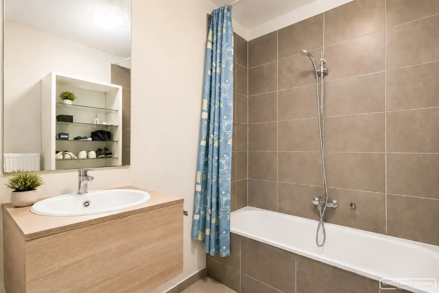 Instapklaar 2-slaapkamerappartement met terrassen in hartje Waregem foto 5