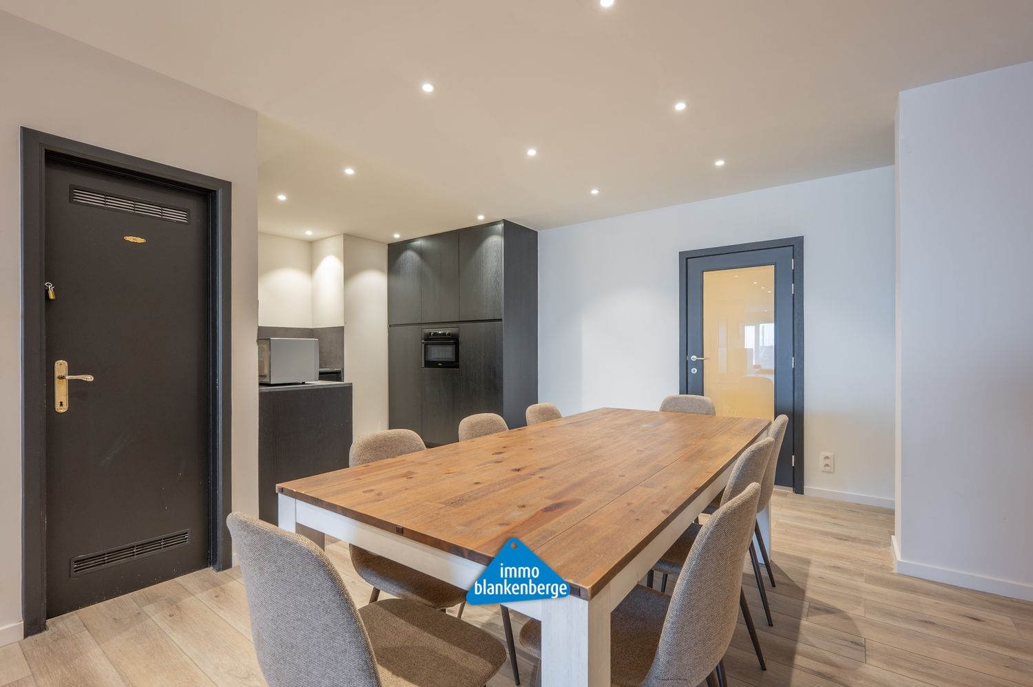 Ruim Gelijkvloers Appartement op de Zeedijk met Frontaal Zeezicht foto 9