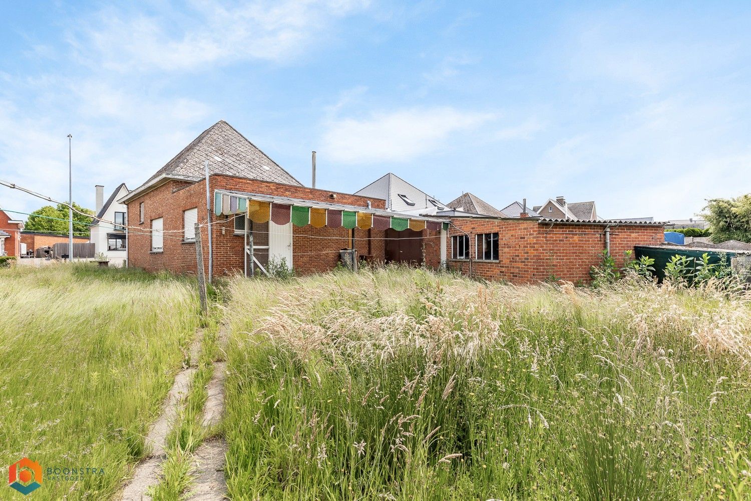 Te renoveren woning met tuin en 2 slpkrs op een perceel van 664 m² foto 2