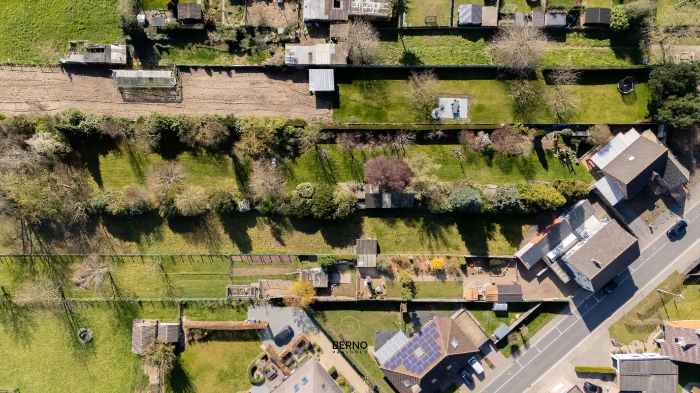 Halfopen bebouwing met oprit en ruime, zonnige tuin. foto 22