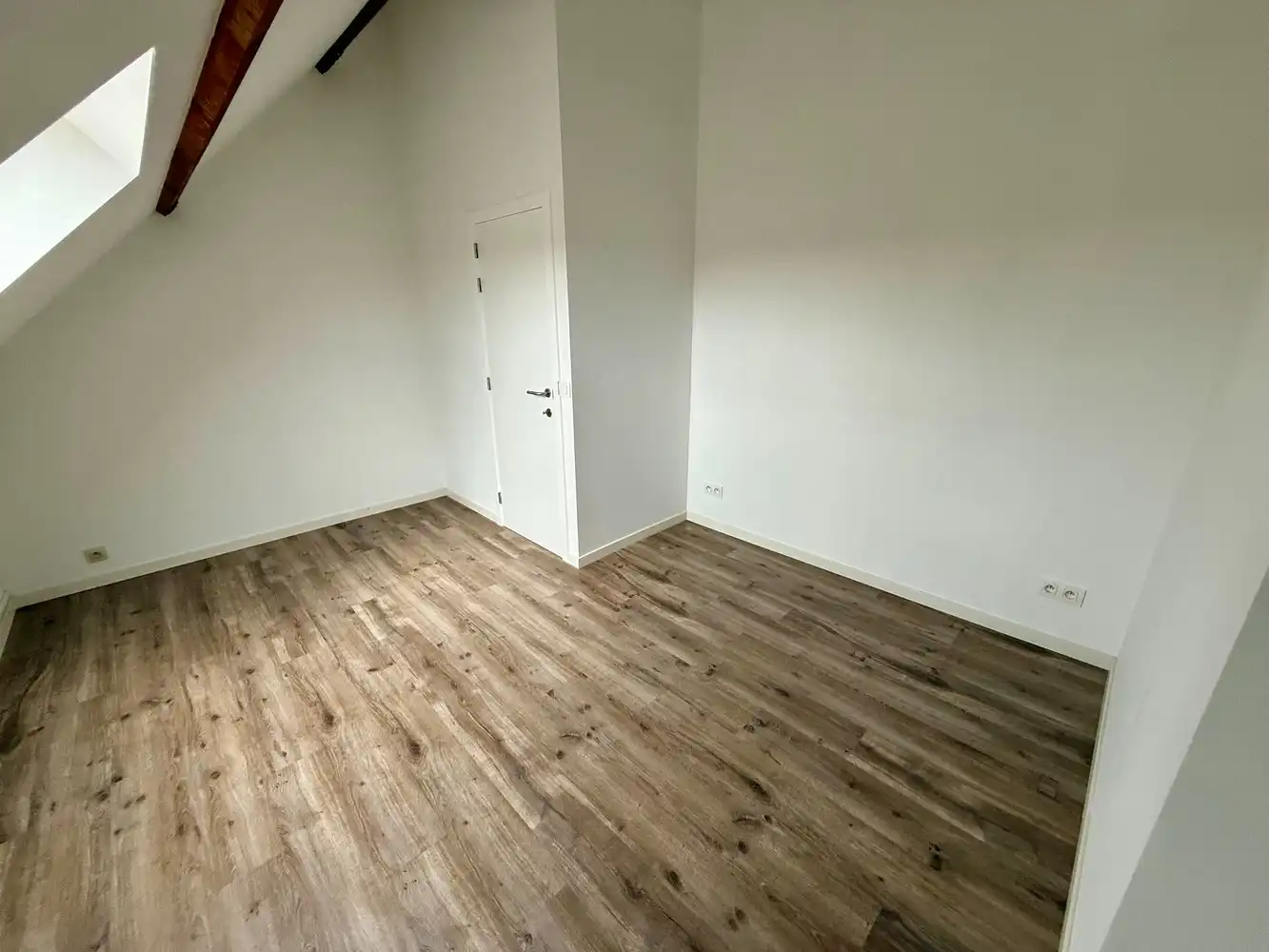 Ruim, gerenoveerd appartement met 2 slaapkamers! foto 8