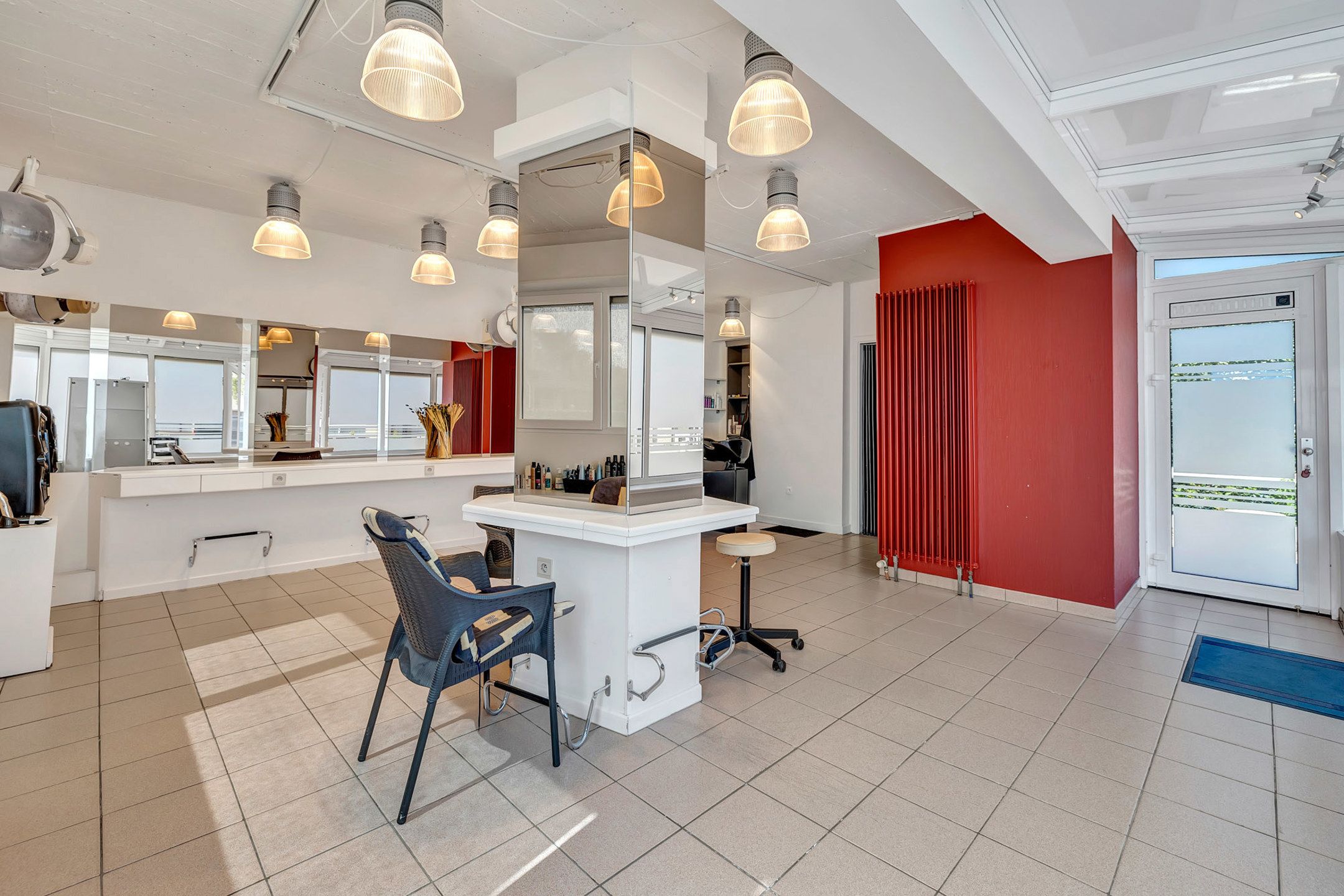 Ruime woning met praktijkruimte in rustige straat te Okegem foto 3