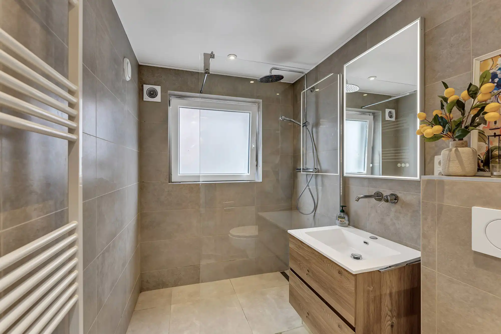 Instapklaar appartement met twee slaapkamers en garage foto 16