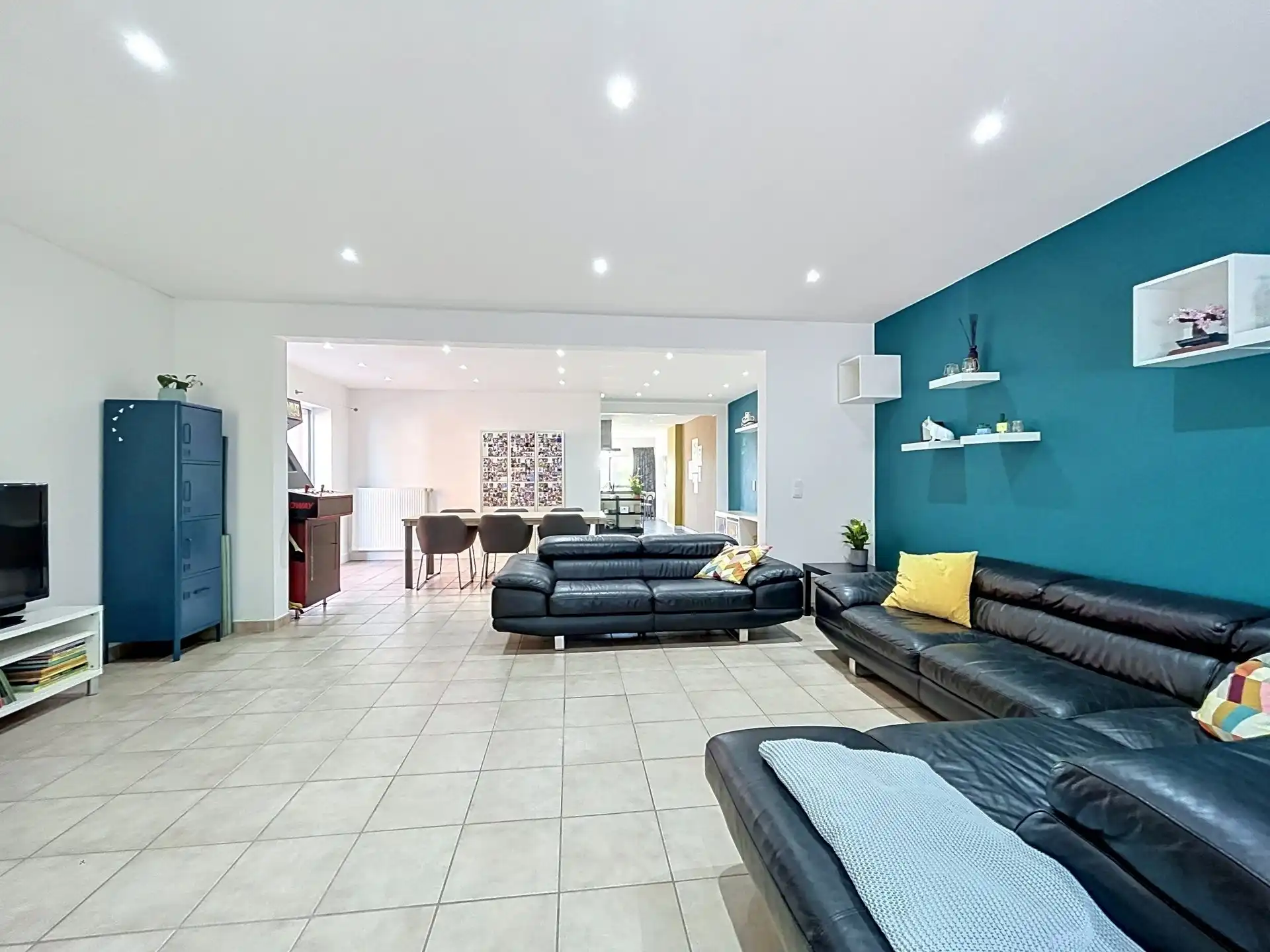 Ruime (264m²) strakke woning met vier slaapkamers en garage op perceel van 693m². foto 4