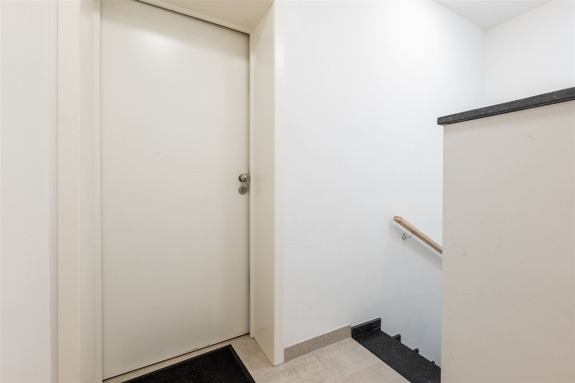 KNAP APPARTEMENT MET 3 SLKS EN STAANPLAATS IN LANDEN  foto 4