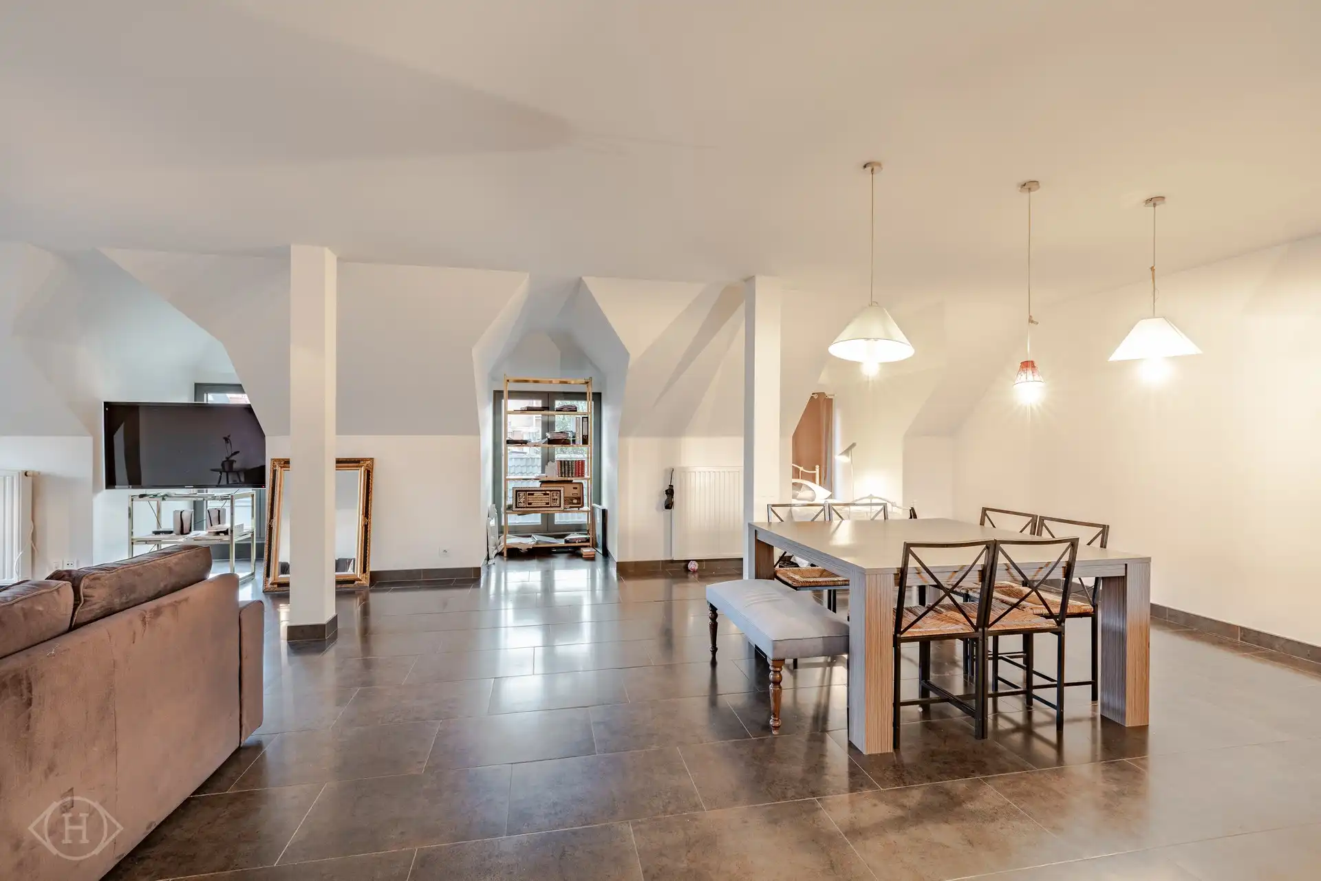 Stijlvol tweeslaapkamerappartement met terras foto 4