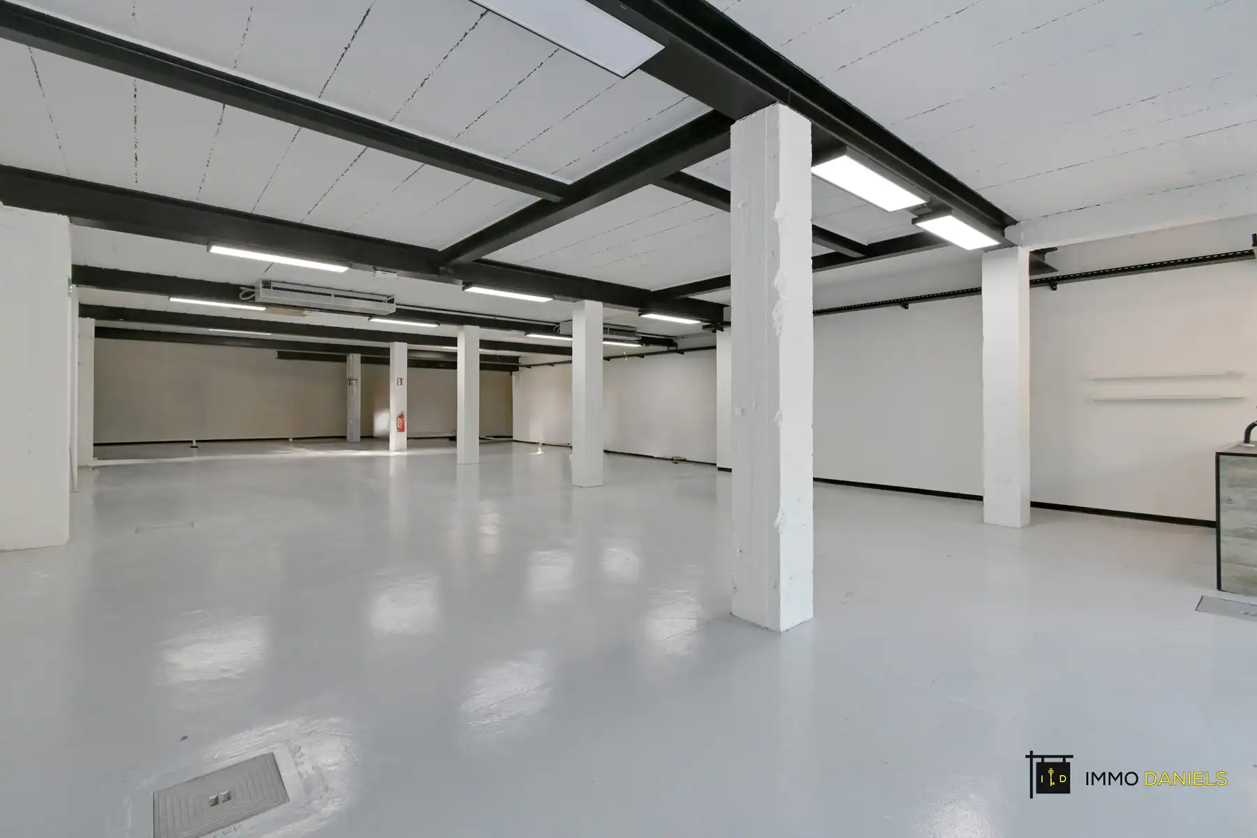 Gunstig gelegen handelspand met instapklare woonst (3slks.) foto 9