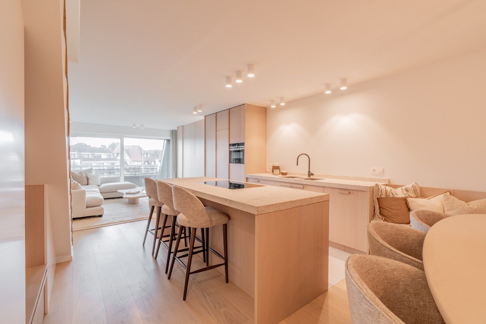 Luxueus gerenoveerde penthouse met groot zonneterras op wandelafstand van het Albertplein foto 4