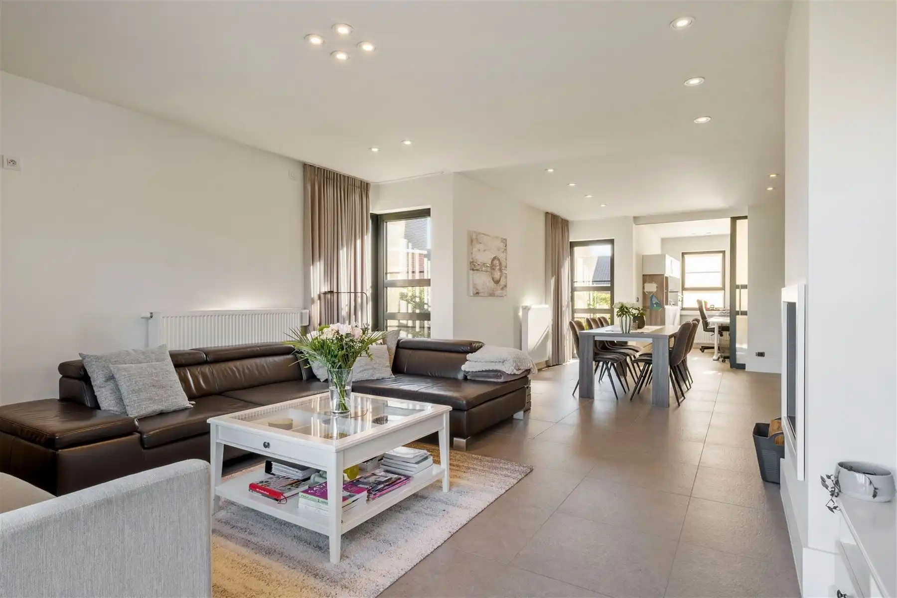 Instapklare gezinswoning met zwembad en multifunctioneel bijgebouw foto 2