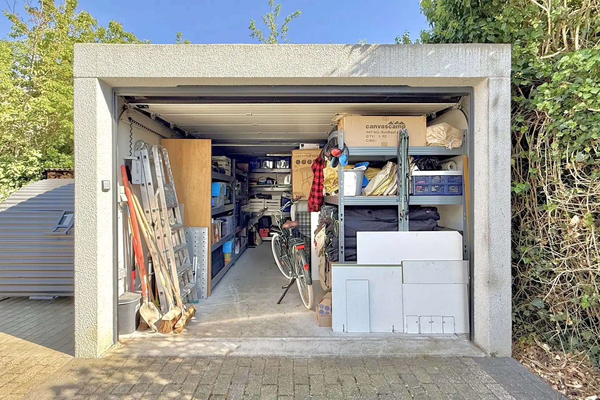 Instapklare gerenoveerde woning met 4 slpks. en aparte garage in doodlopende straat foto 29