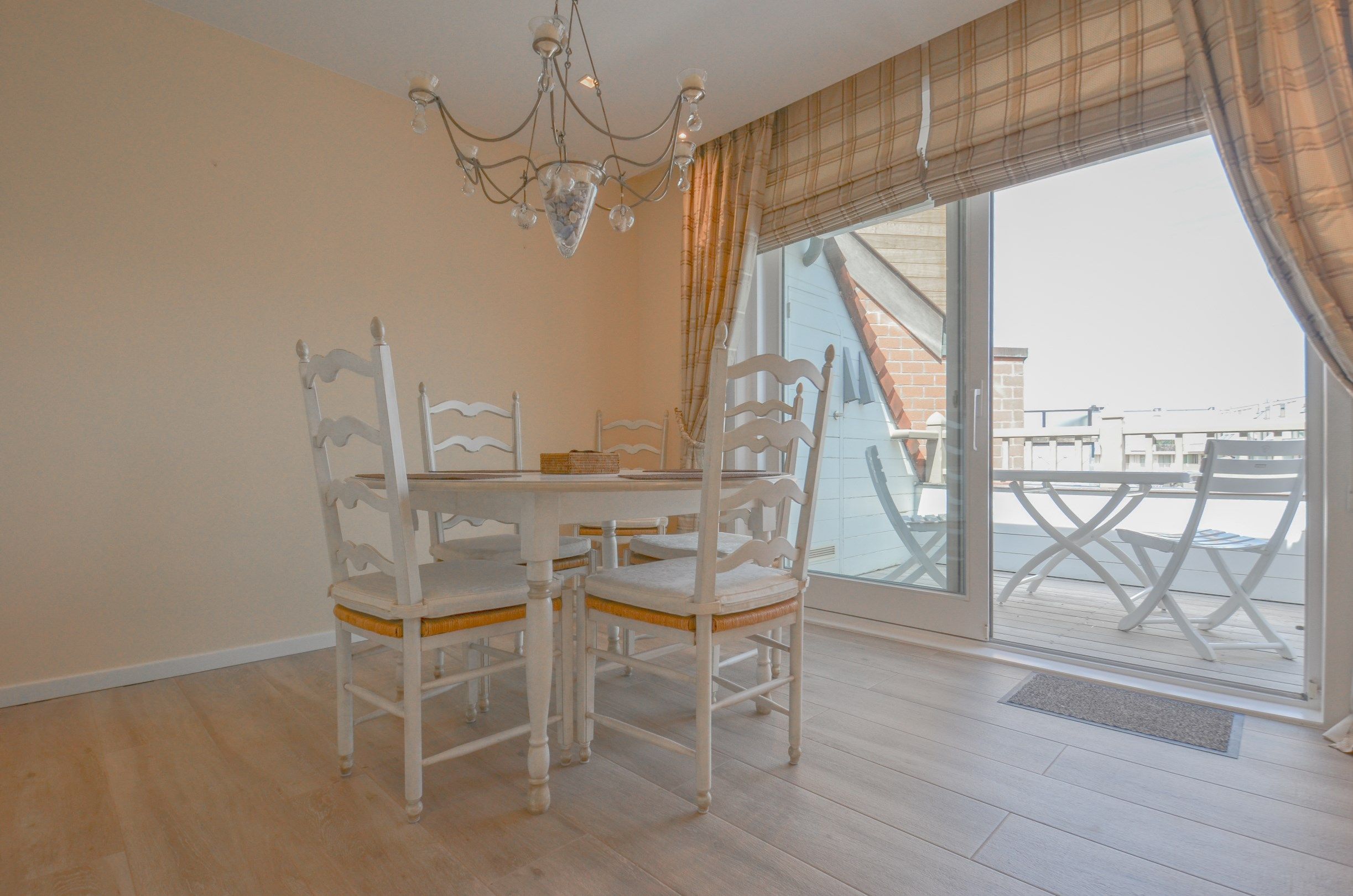Stijlvol duplexappartement met zonnige terrassen en open zicht op de villa’s van het Zoute. foto 18