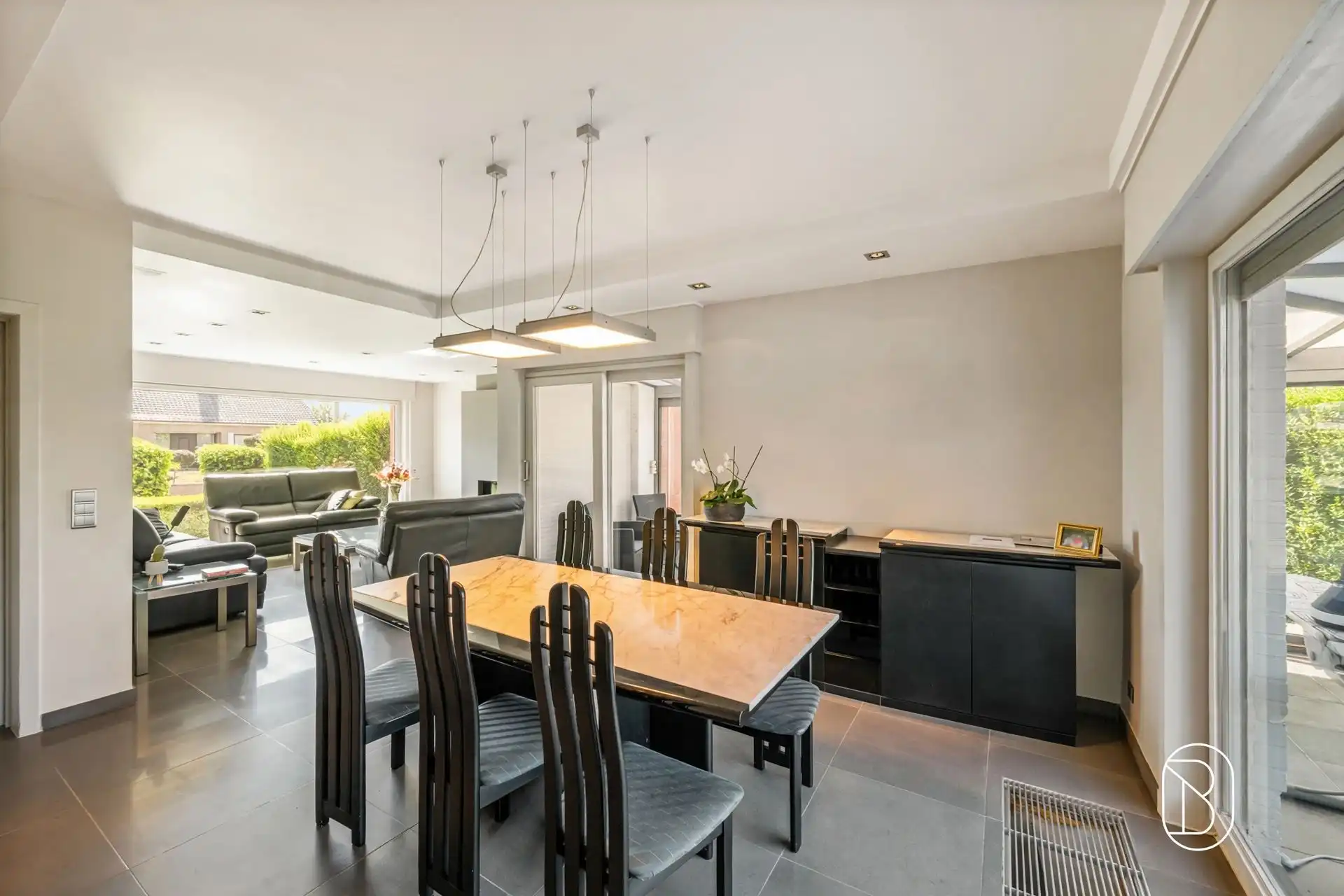 Instapklare gezinswoning met garage en oprit, en ruime loods foto 12